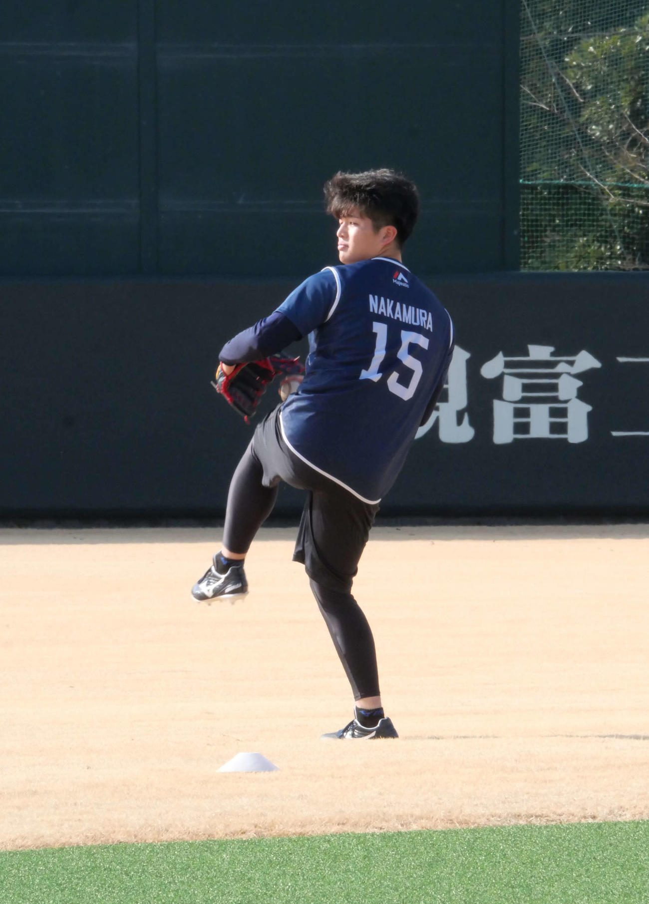 キャッチボールをするヤクルト中村優斗（撮影・上田悠太）