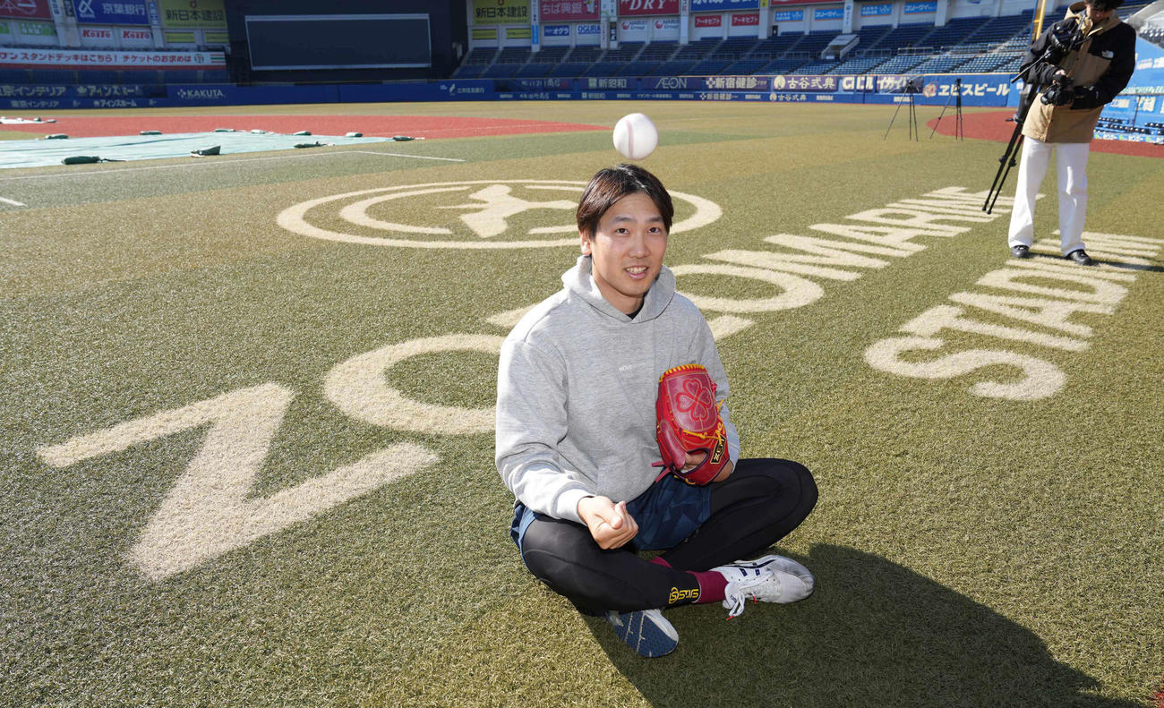 新しい本拠地となるZOZOマリンでの自主トレを公開しカメラマンの要望に応えるロッテ石川柊（撮影・小沢裕）