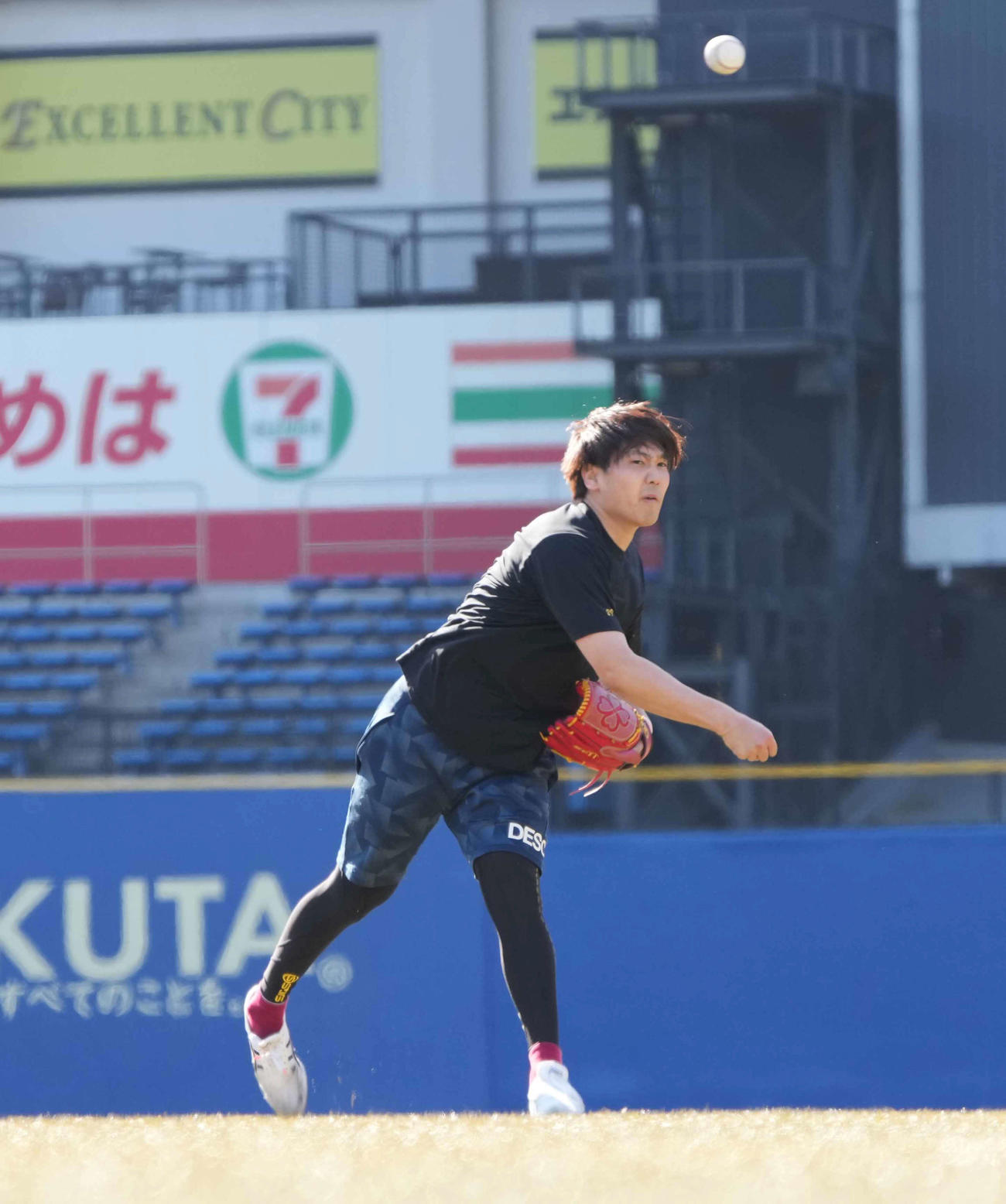 新しい本拠地となるZOZOマリンでの自主トレを公開したロッテ石川柊（撮影・小沢裕）