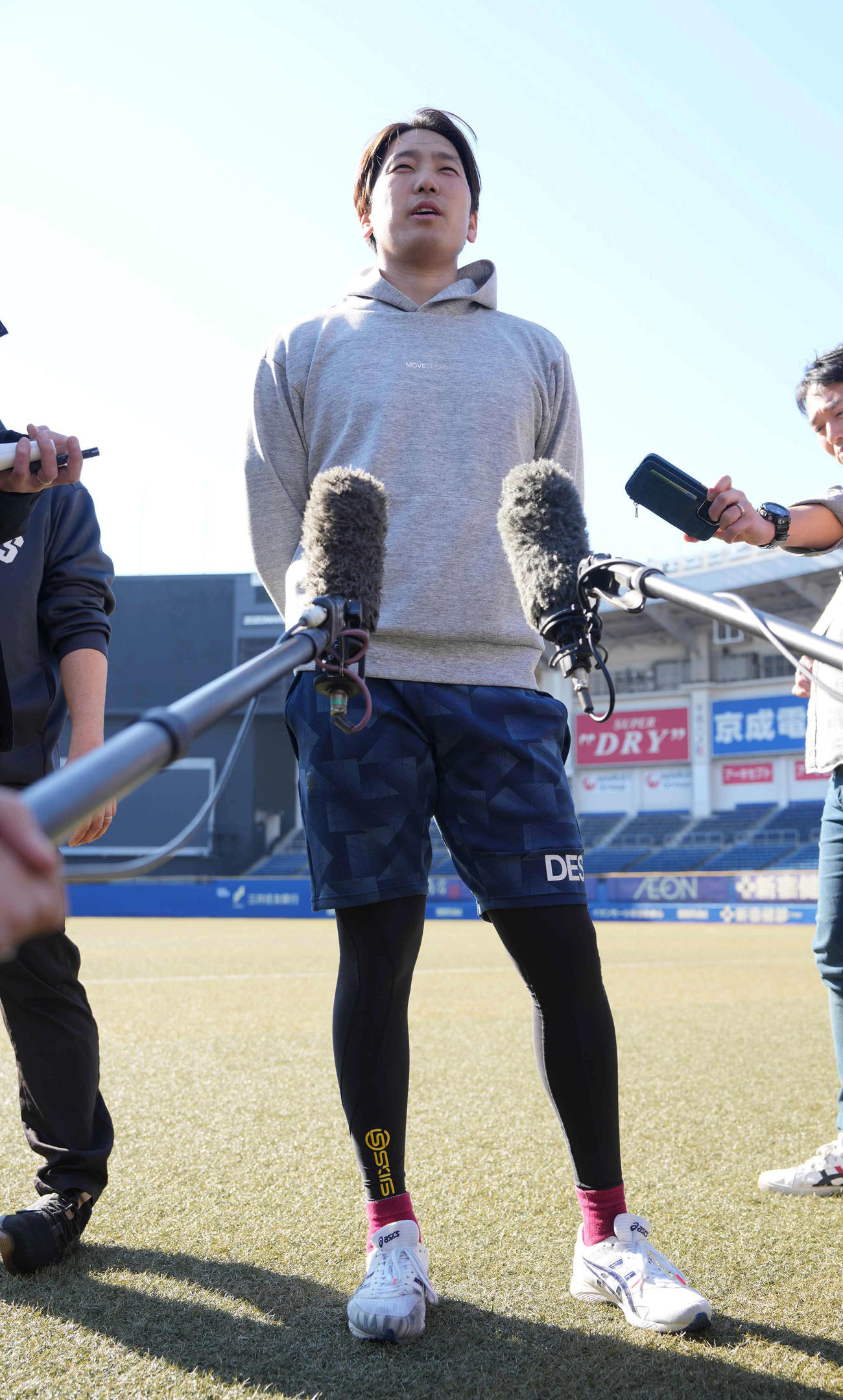 新しい本拠地となるZOZOマリンでの自主トレを公開し囲み会見に臨むロッテ石川柊（撮影・小沢裕）
