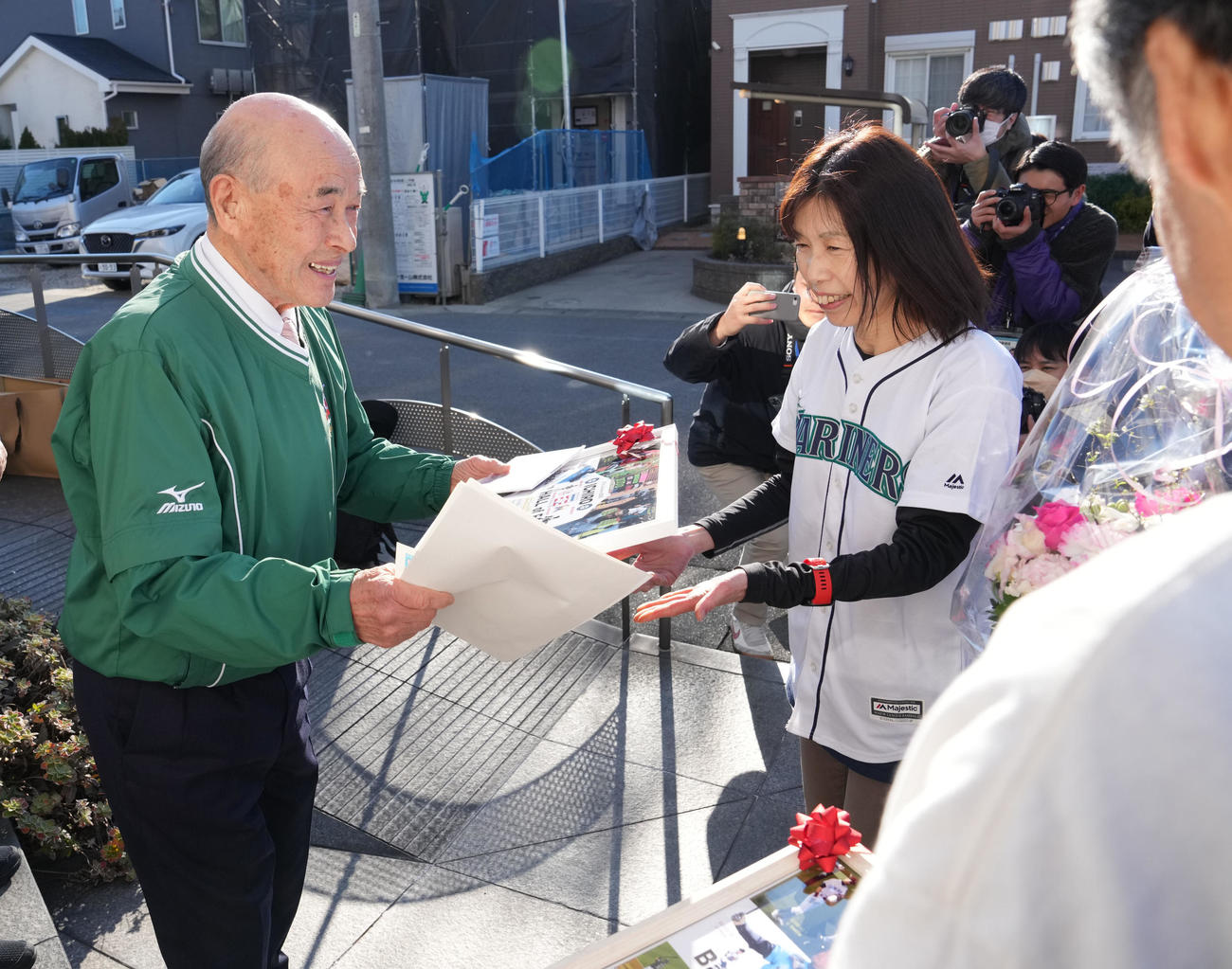 イチロー氏のMLB殿堂入りを記念館に詰めかけた人々に祝福され笑顔の父・鈴木宣之さん（左）（撮影・森本幸一）