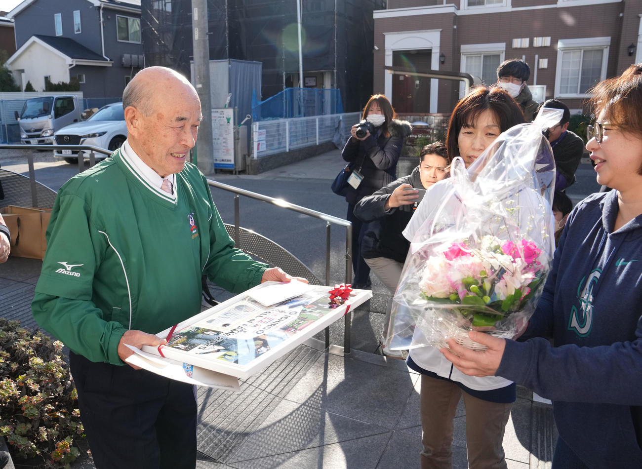 イチロー氏のMLB殿堂入りを記念館に詰めかけた人々に祝福され笑顔の父・鈴木宣之さん（左）（撮影・森本幸一）