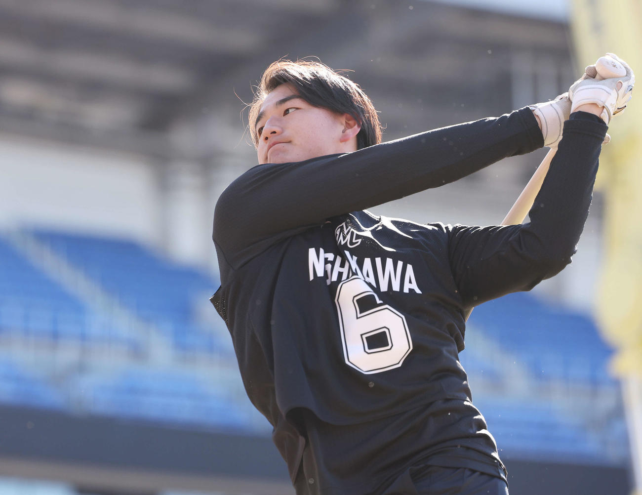 新人合同自主トレでトス打撃をするロッテドラフト1位の西川（撮影・宮地輝）