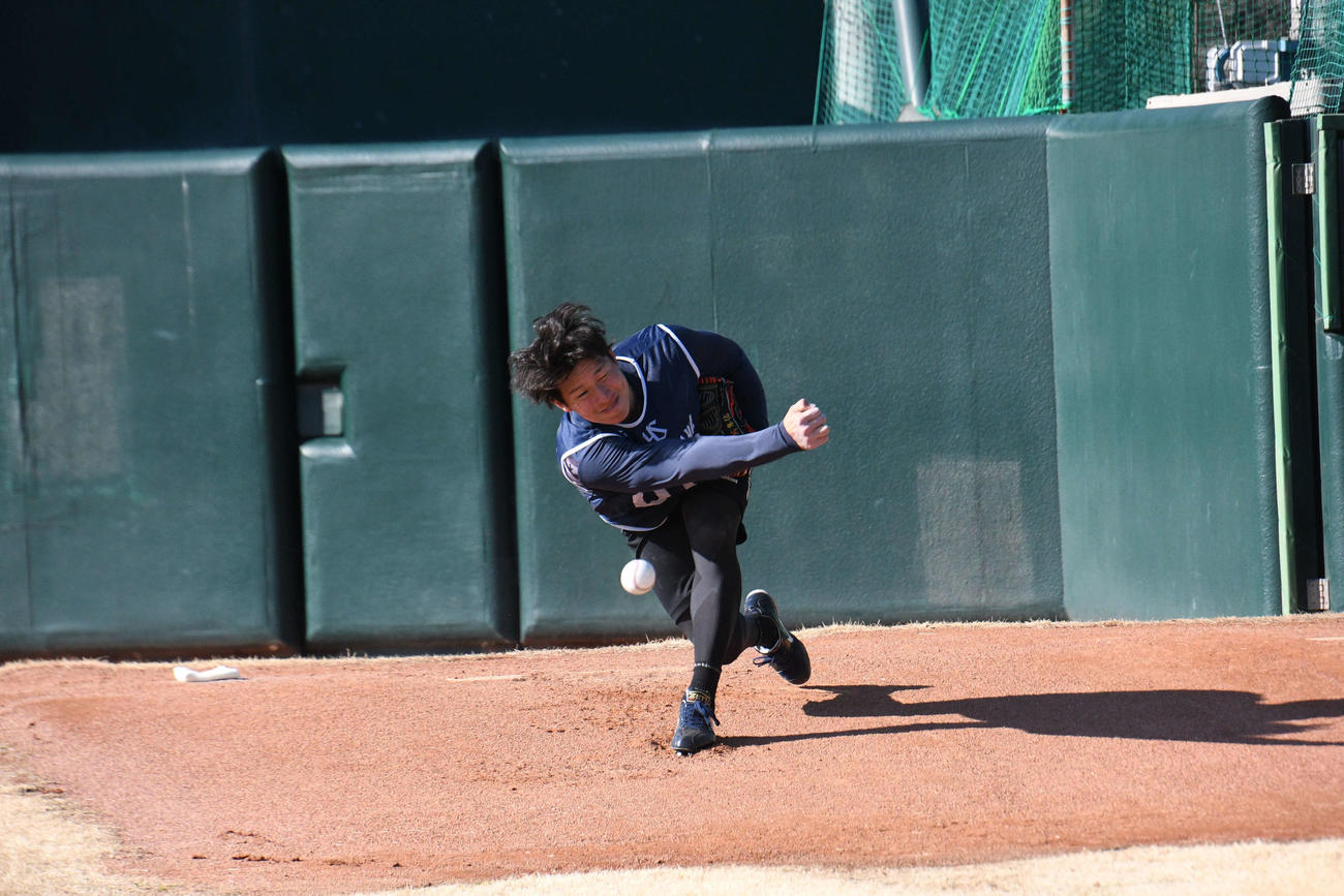 ブルペンで投球練習をするヤクルト下川（撮影・上田悠太）