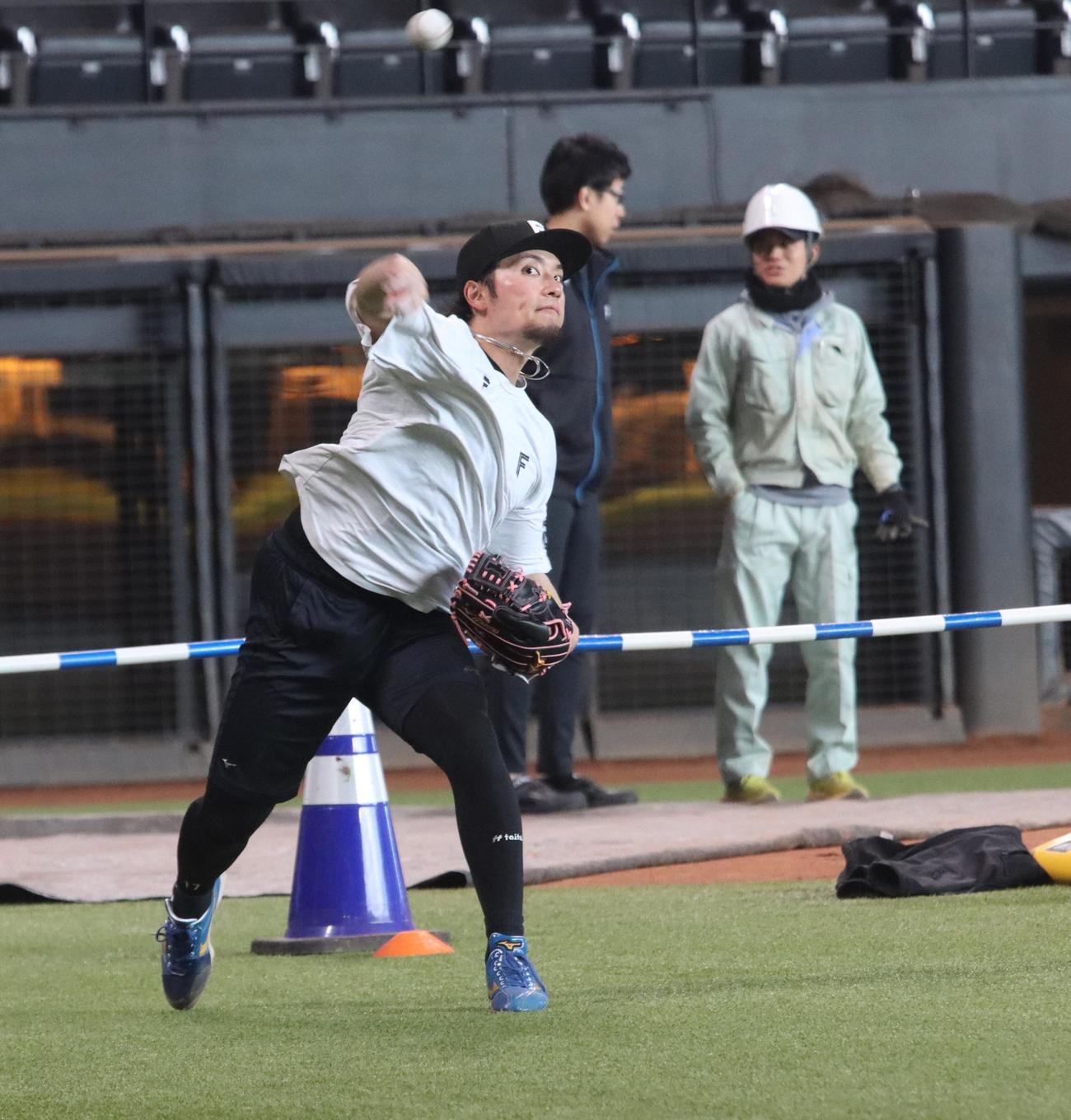 エスコンフィールドで自主トレする日本ハムの伊藤（撮影・永野高輔）