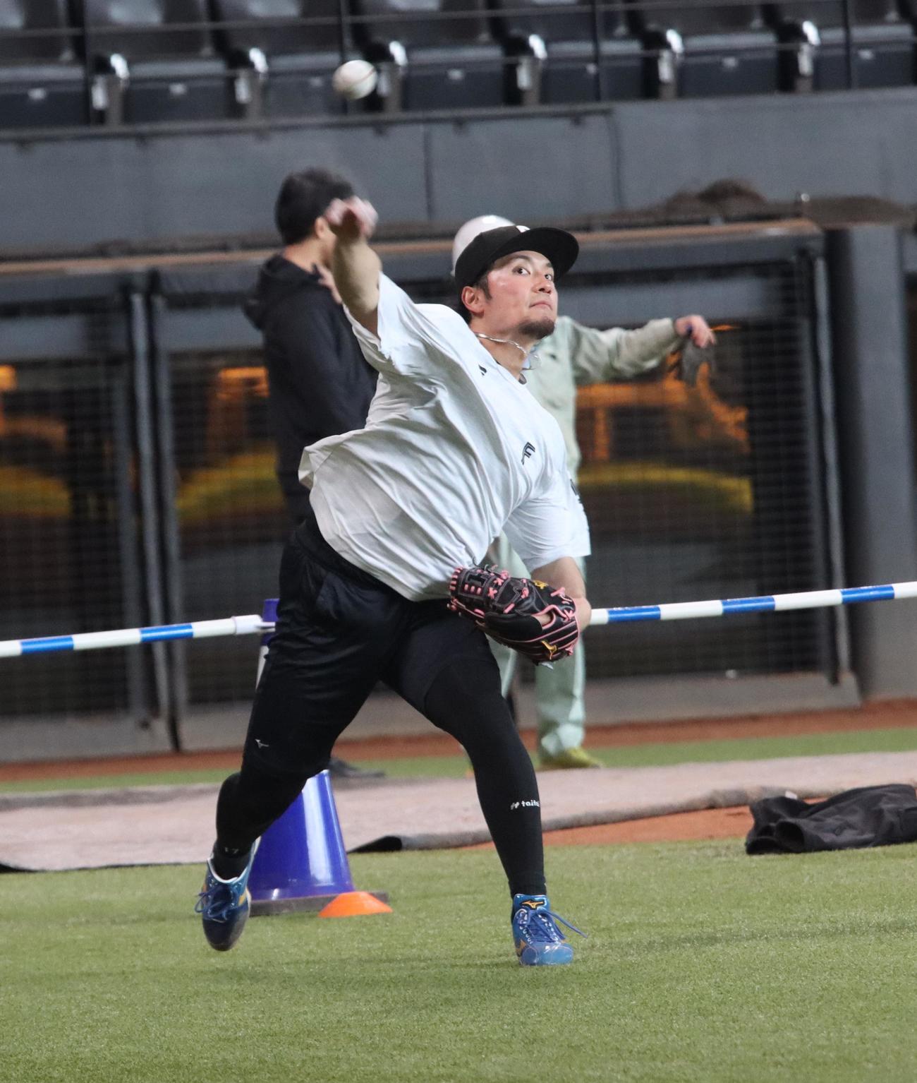 エスコンフィールドで自主トレする日本ハムの伊藤（撮影・永野高輔）