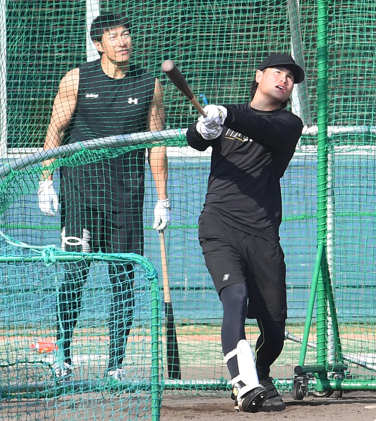 柳田（左）が見守る前でフリー打撃を行うソフトバンク笹川（撮影・岩下翔太）