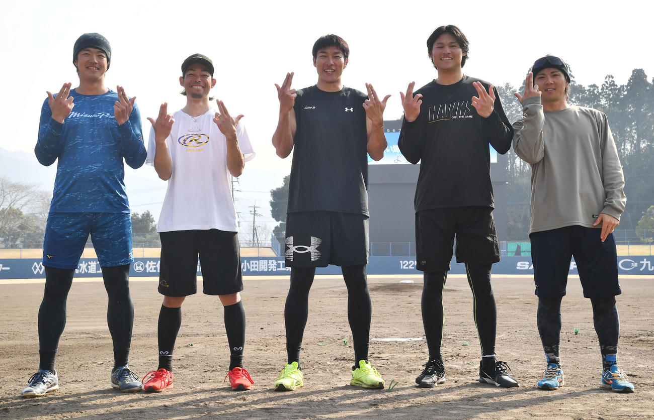 自主トレを公開し集合写真でポーズを決める、左からDeNA梶原、ソフトバンク又吉、柳田、笹川、佐藤直（撮影・岩下翔太）