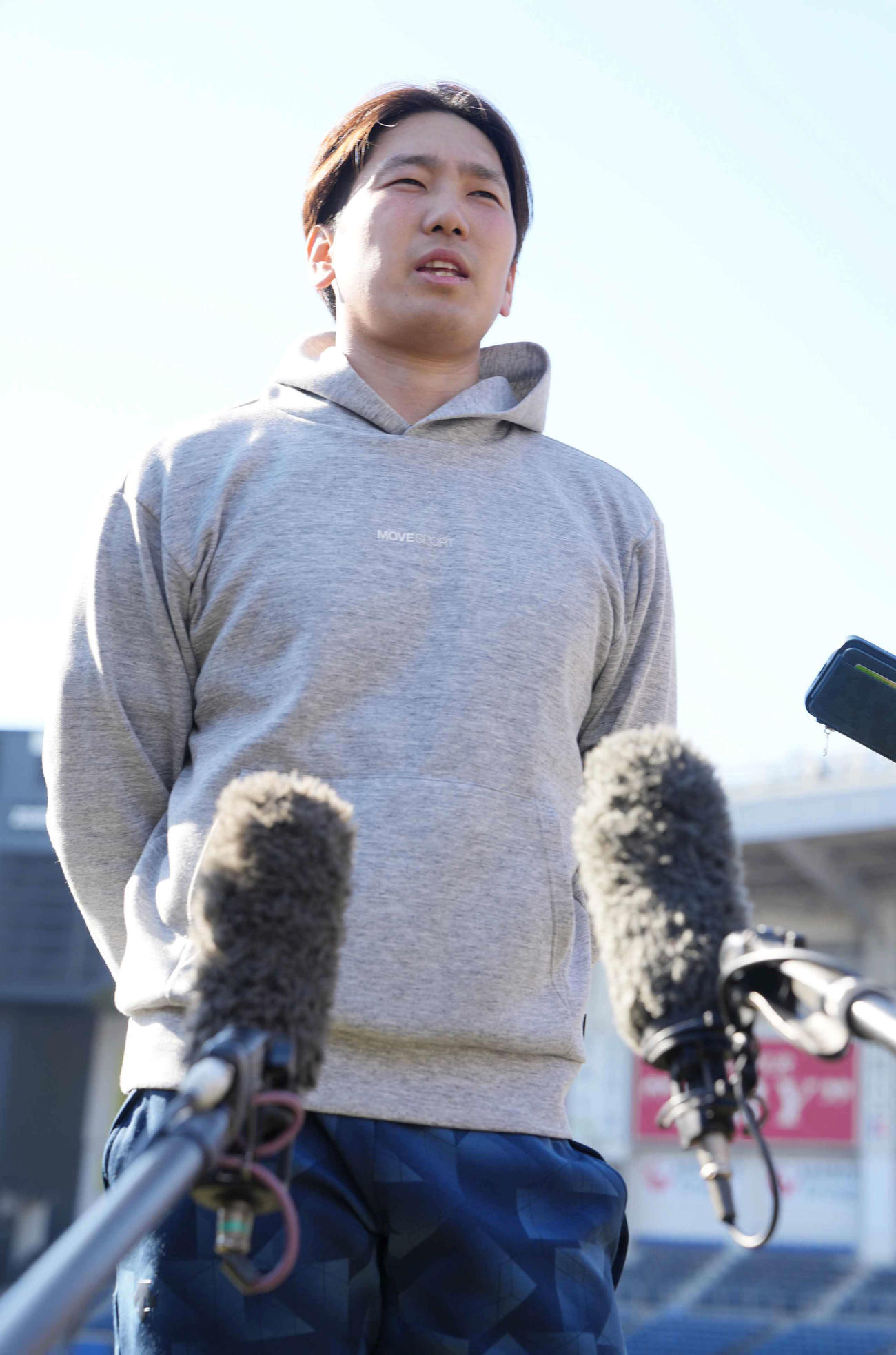 新しい本拠地となるZOZOマリンでの自主トレを公開し囲み会見に臨むロッテ石川柊（撮影・小沢裕）