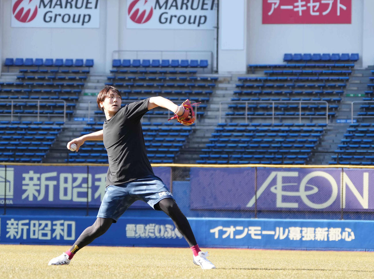 新しい本拠地となるZOZOマリンでの自主トレを公開したロッテ石川柊（撮影・小沢裕）