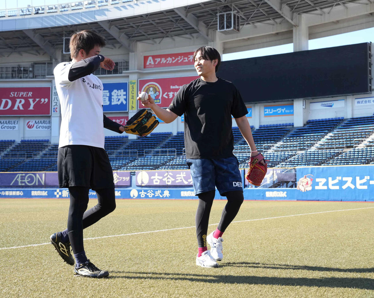 新しい本拠地となるZOZOマリンでの自主トレを公開したロッテ石川柊（撮影・小沢裕）