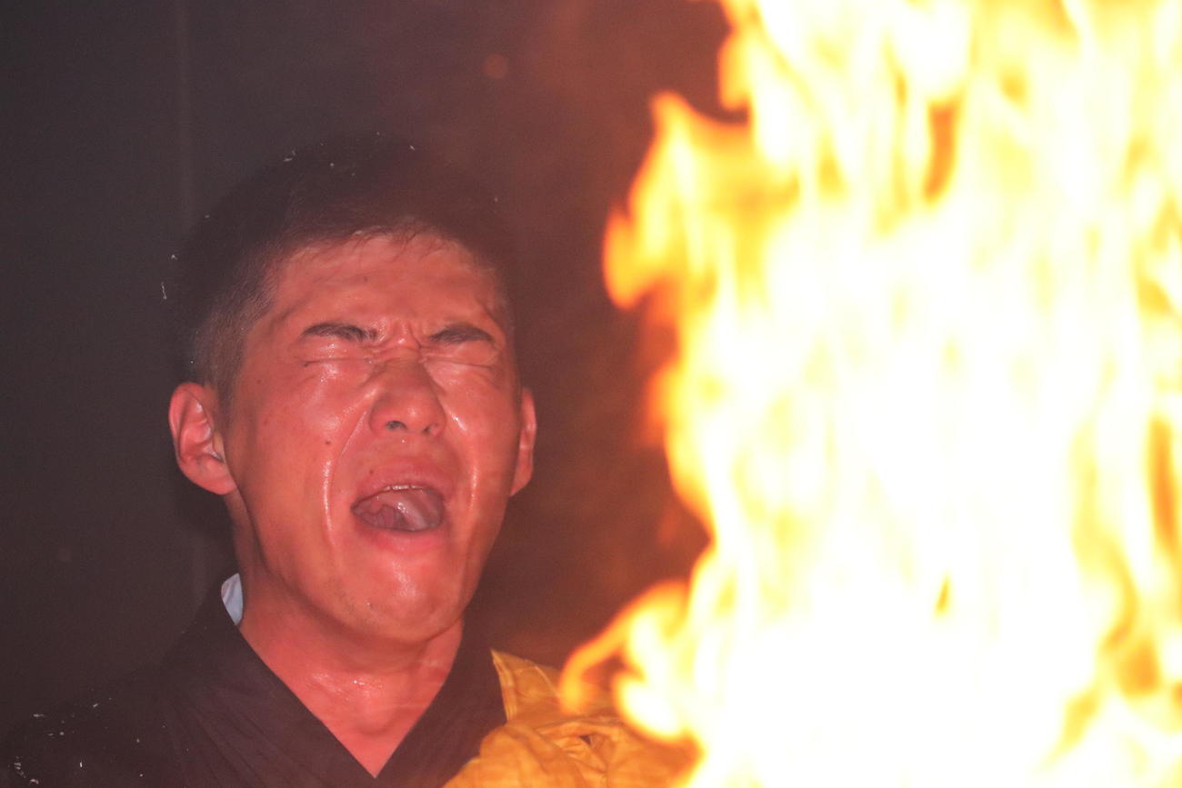 護摩行する広島中村奨成外野手（2025年1月9日撮影）