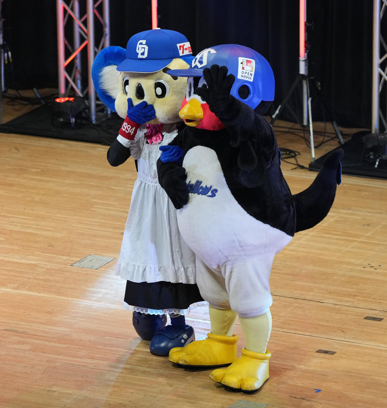 第2部の冒頭、メイド姿でステージに登場し観客を盛り上げる（左から）ドアラとつば九郎（撮影・森本幸一）