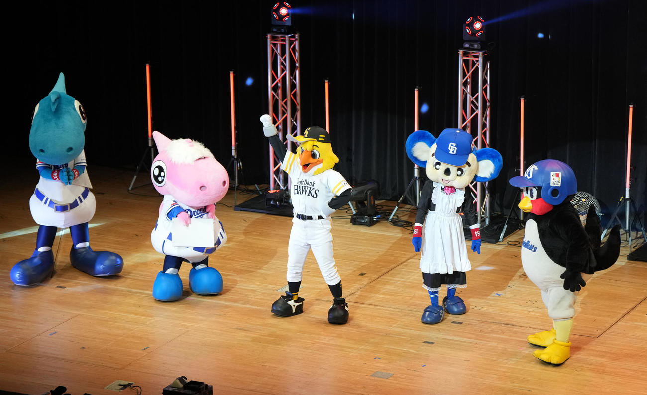 第2部、冒頭であいさつをする（左から）シャオロン、パオロン、ハリーホーク、ドアラ、つば九郎（撮影・森本幸一）
