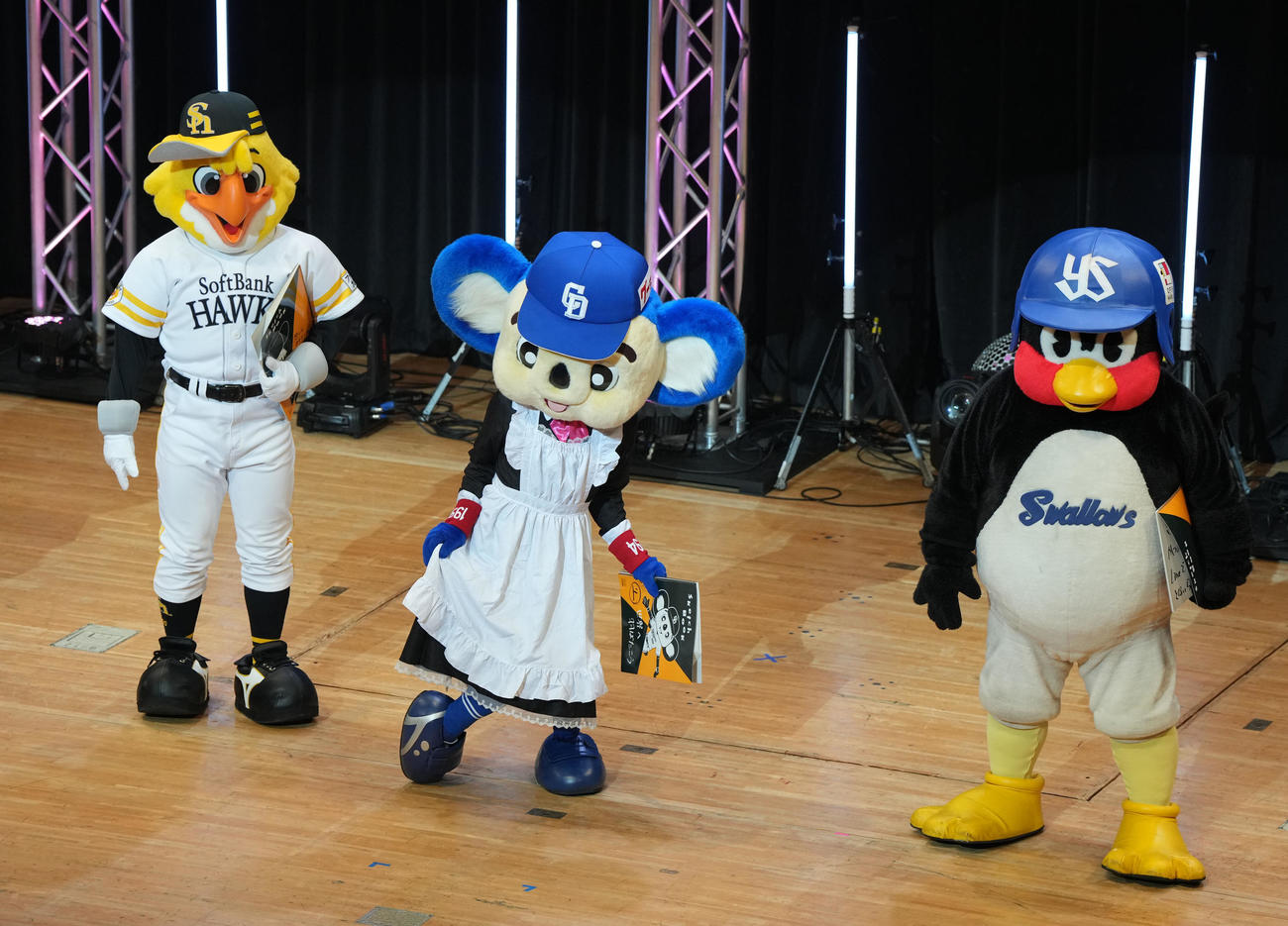 第2部、冒頭でメイド衣装をアピールするドアラ（中央）（撮影・森本幸一）