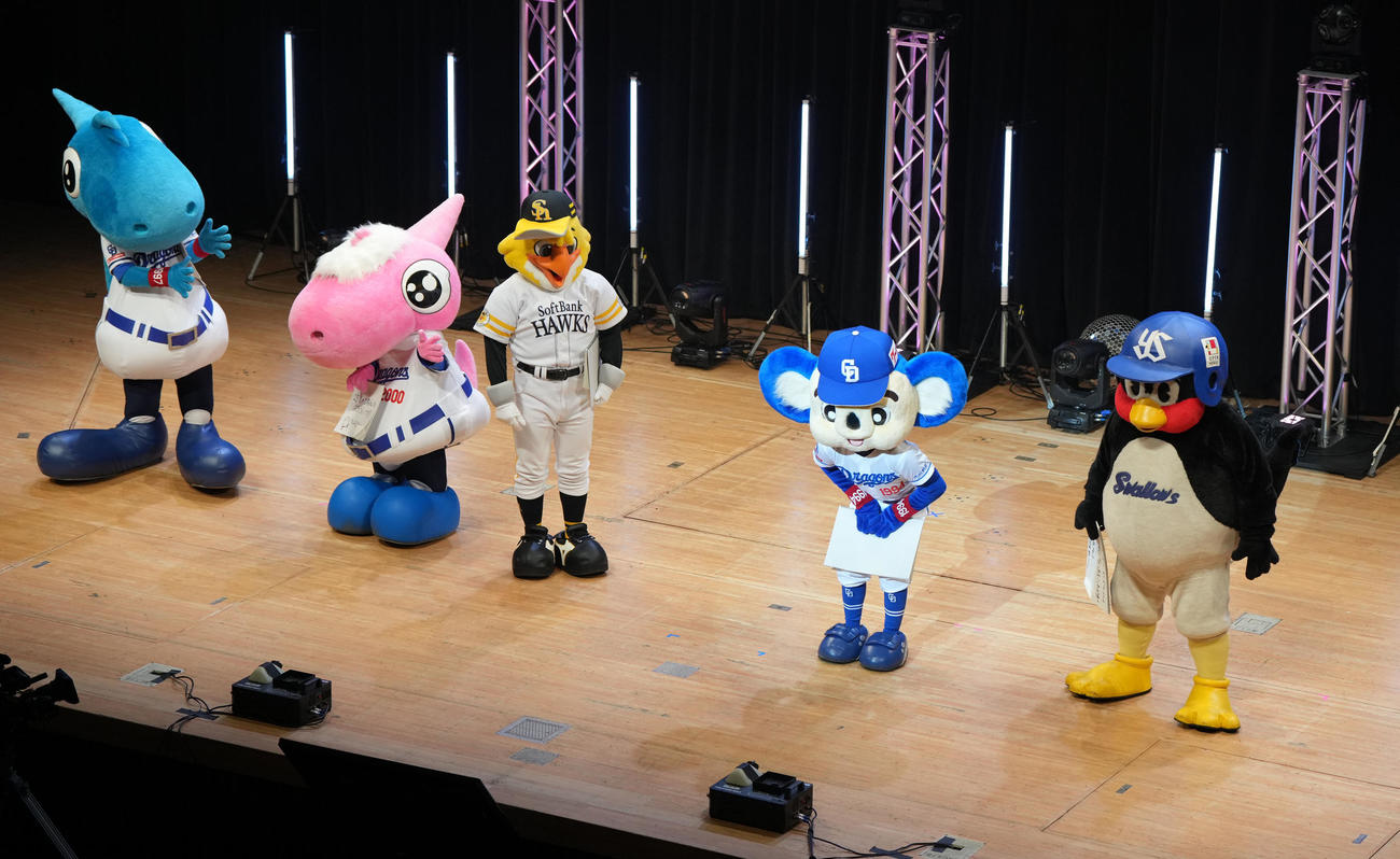 ステージに登場しあいさつする（左から）シャオロン、パオロン、ハリーホーク、ドアラ、つば九郎（撮影・森本幸一）