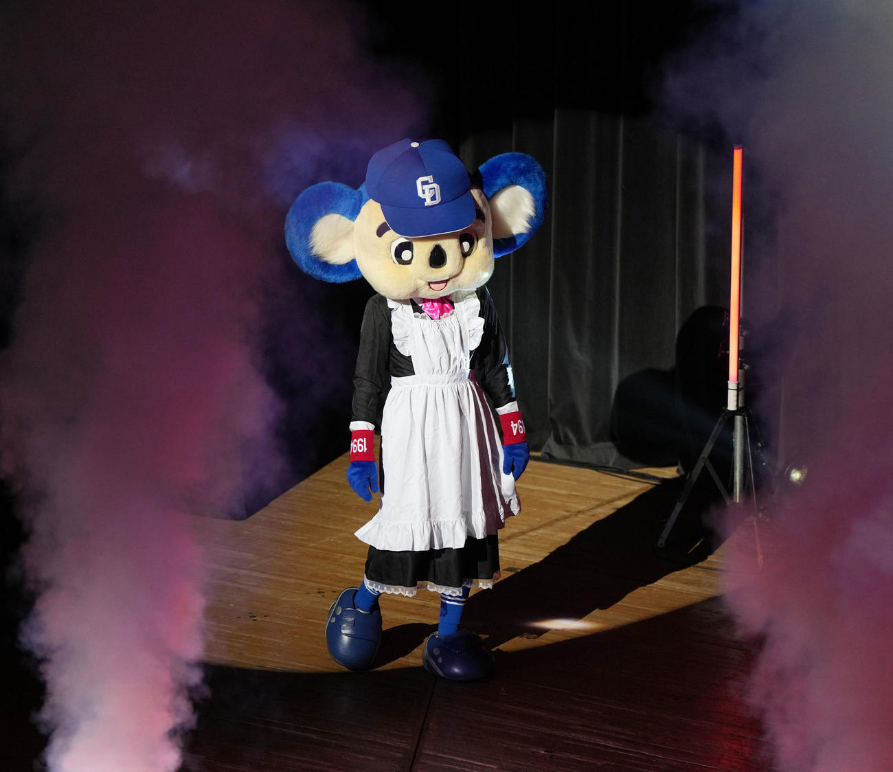 第2部の冒頭、メイド姿でステージに登場し観客を盛り上げるドアラ（撮影・森本幸一）