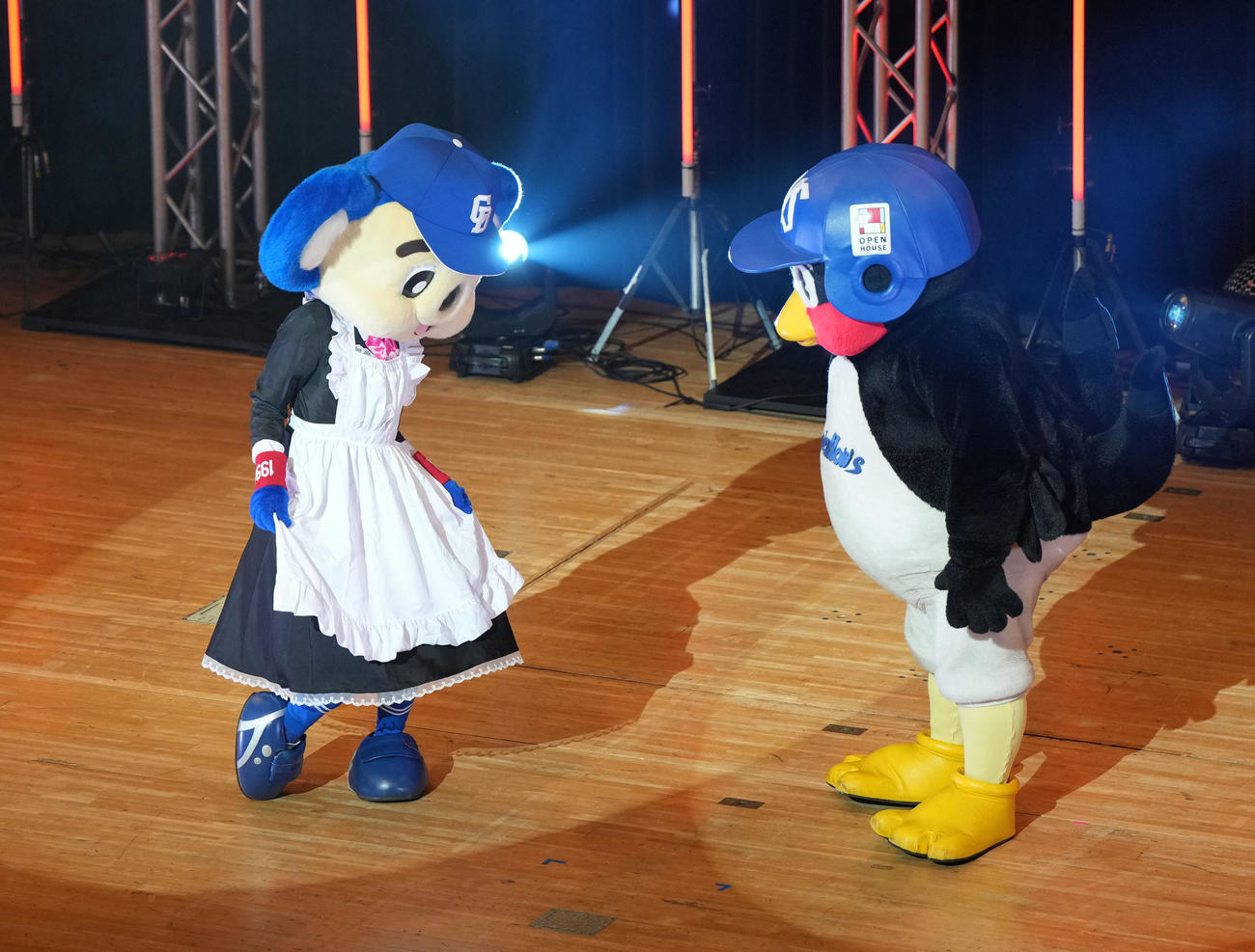 第2部の冒頭、メイド姿でステージに登場しつば九郎にあいさつするドアラ（左）（撮影・森本幸一）