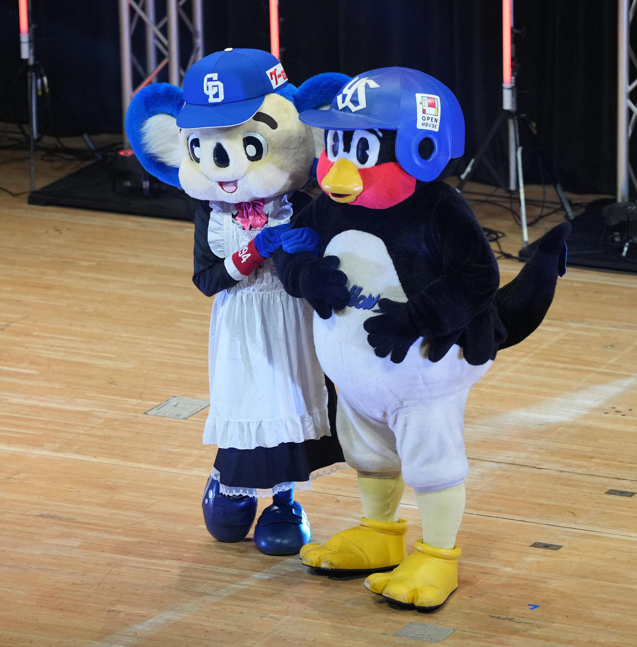 第2部の冒頭、メイド姿でステージに登場し観客を盛り上げるドアラ（左）とつば九郎（撮影・森本幸一）