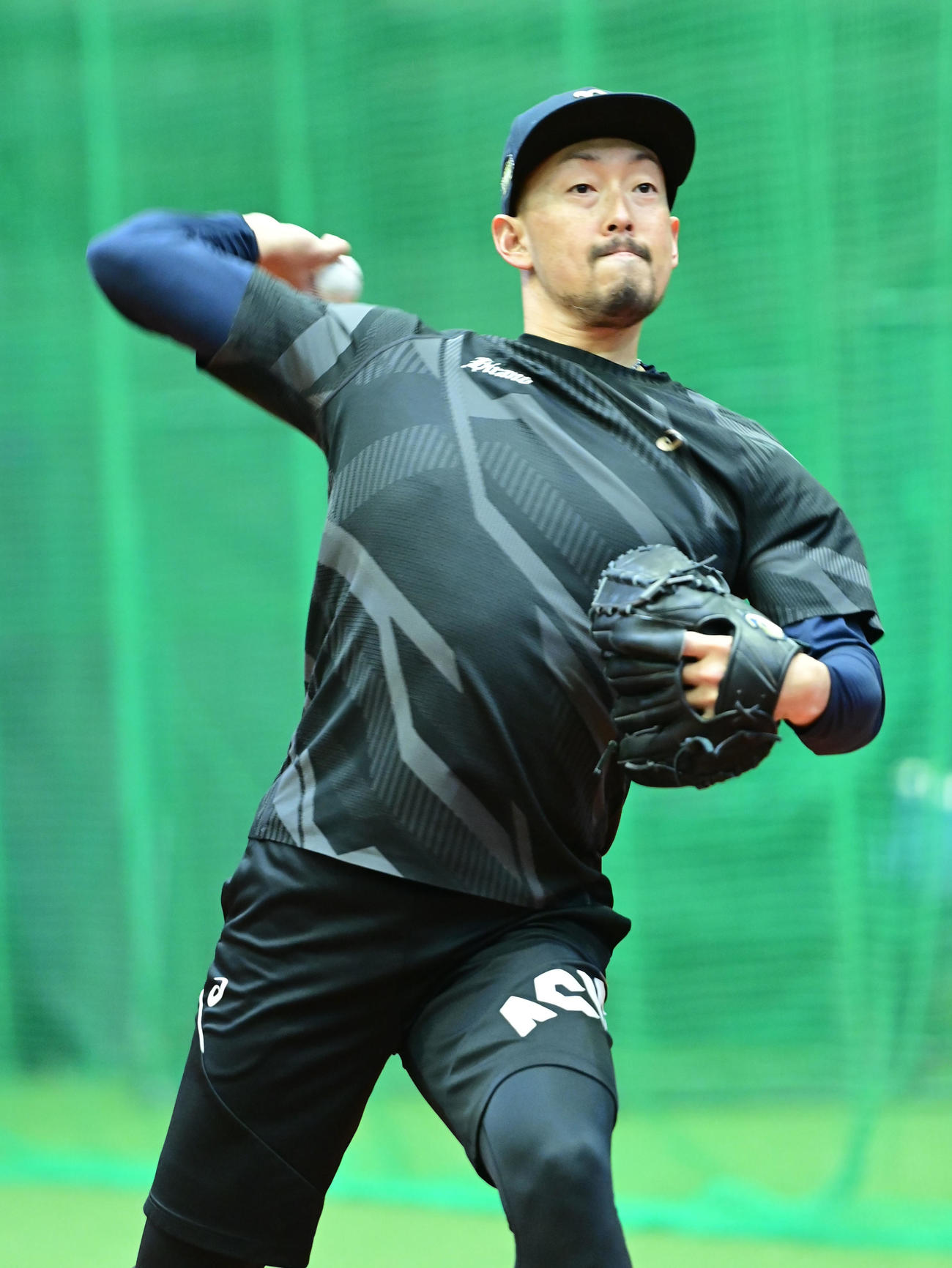 自主トレを公開しキャッチボールするオリックス平野佳（撮影・和賀正仁）