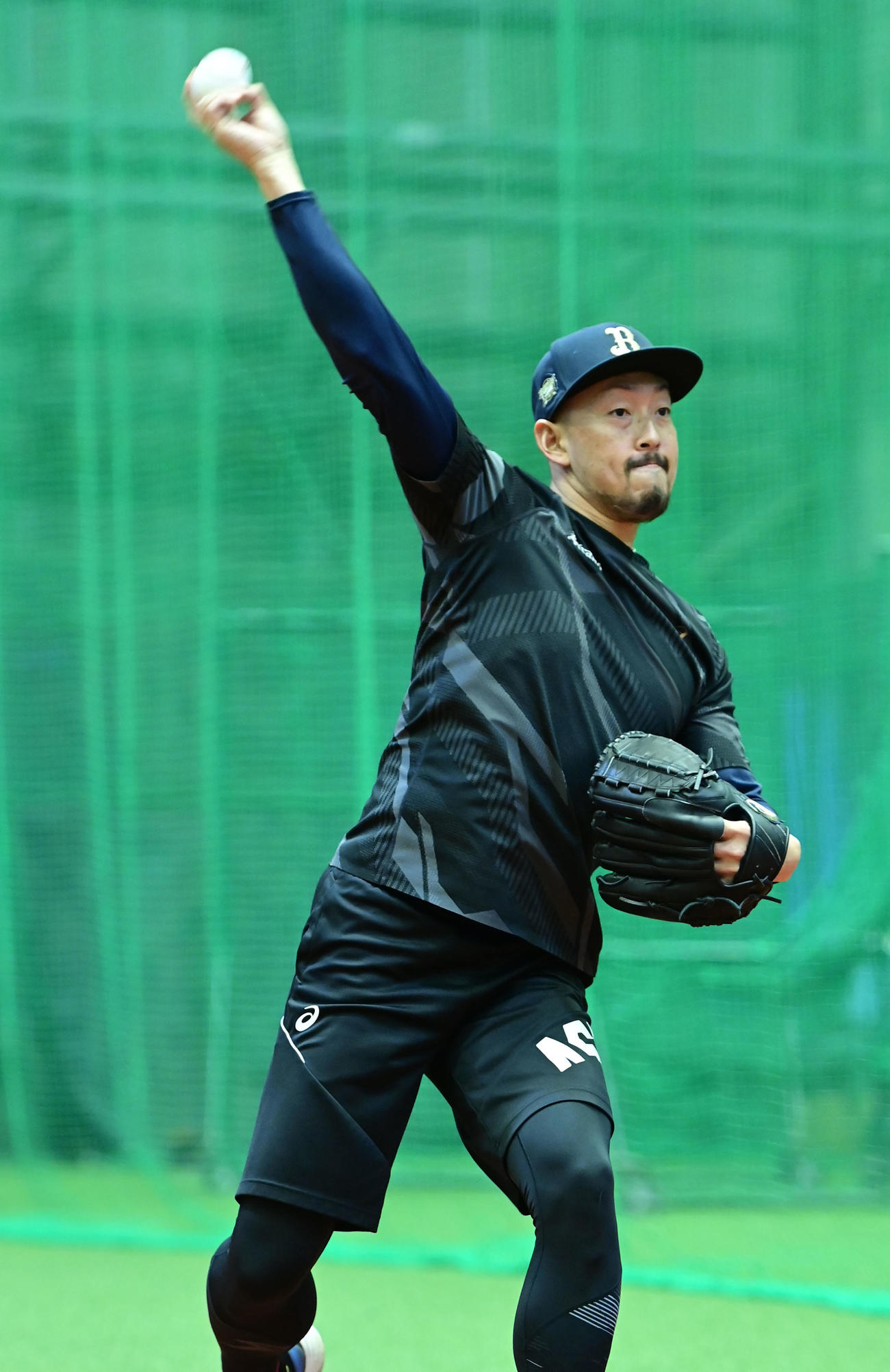 自主トレを公開しキャッチボールするオリックス平野佳（撮影・和賀正仁）
