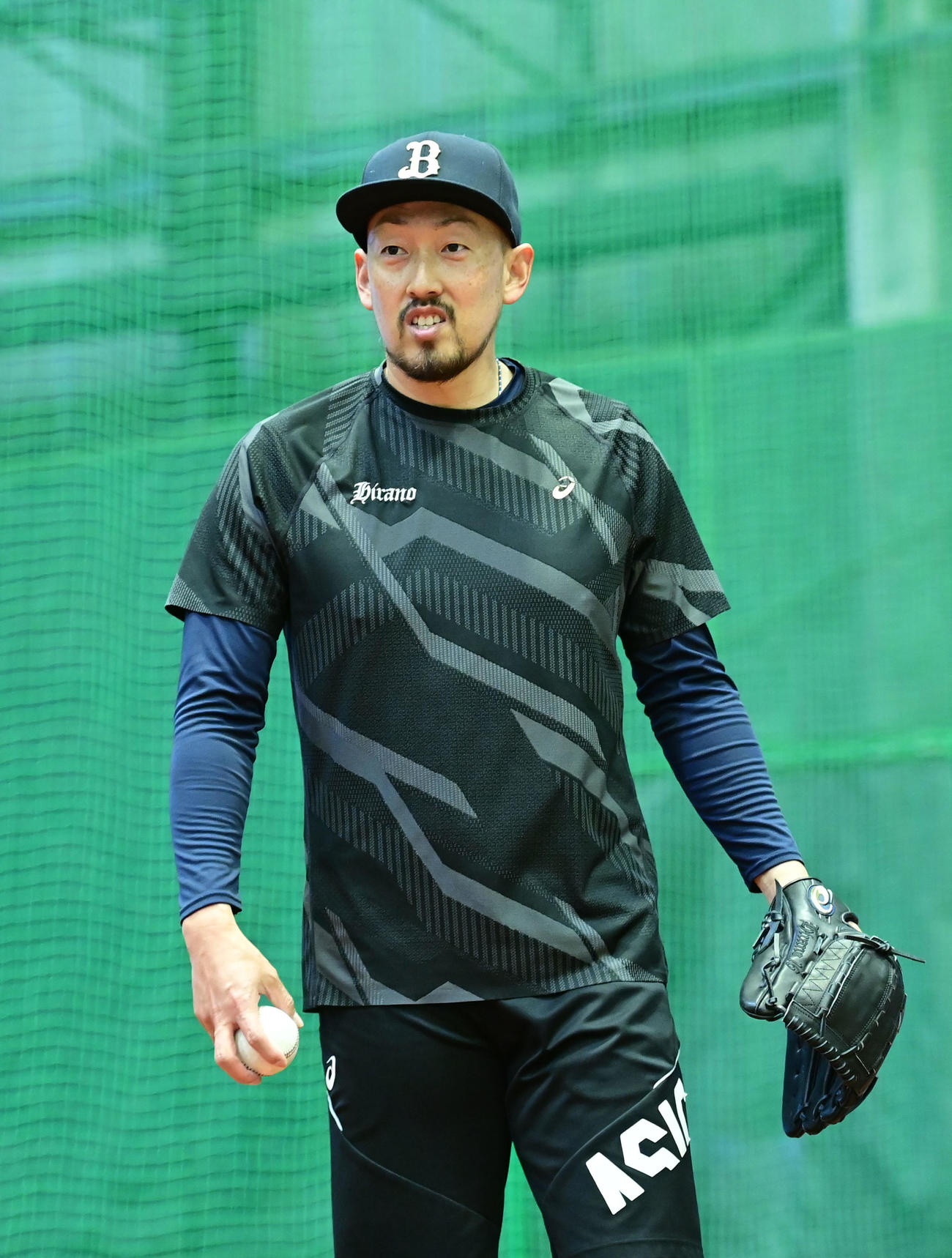 明るい表情でキャッチボールするオリックス平野佳（撮影・和賀正仁）