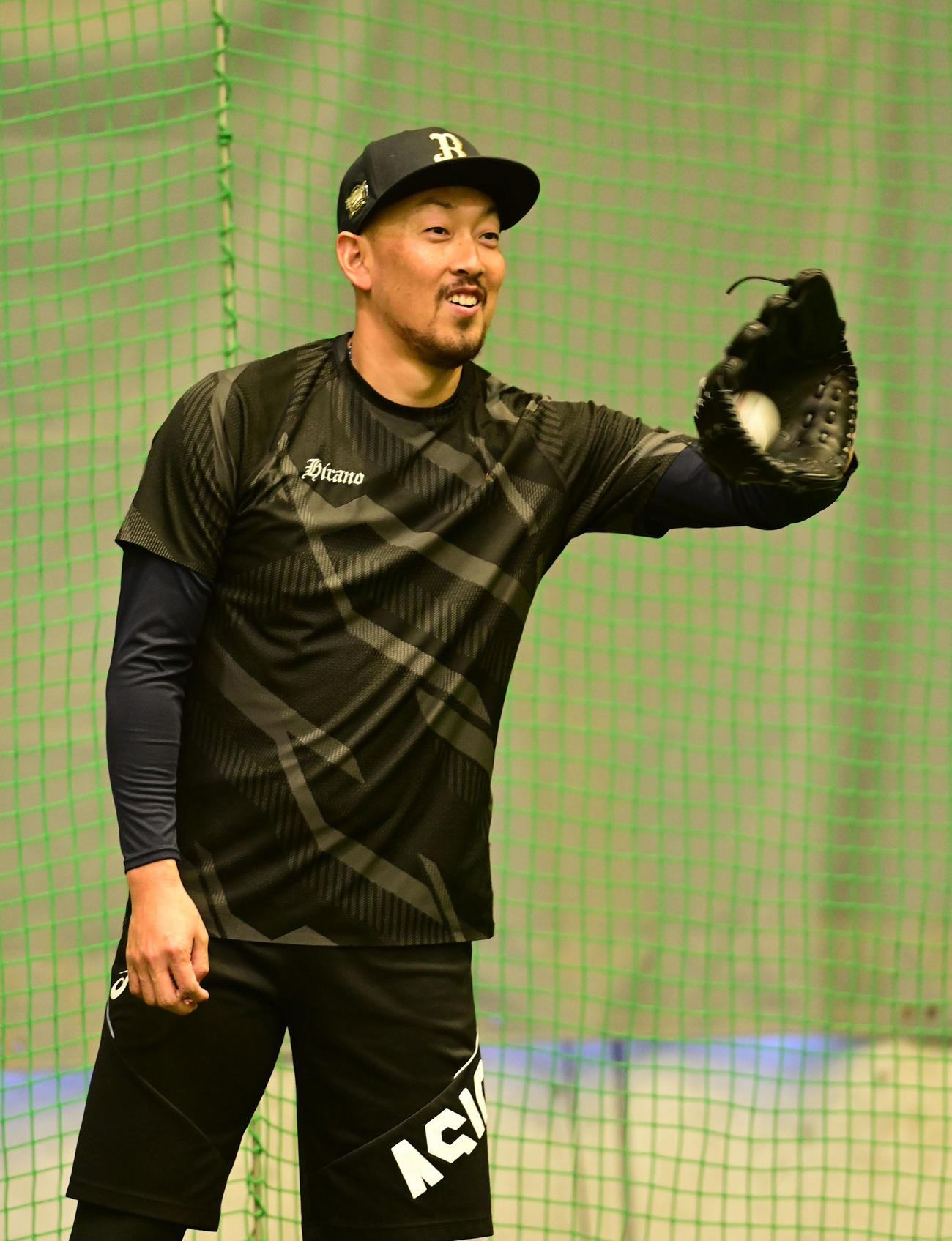 明るい表情でキャッチボールするオリックス平野佳（撮影・和賀正仁）