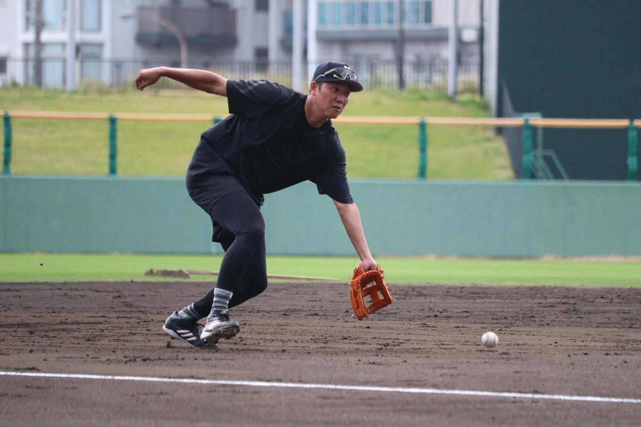 ノックを受ける巨人坂本（撮影・為田聡史）