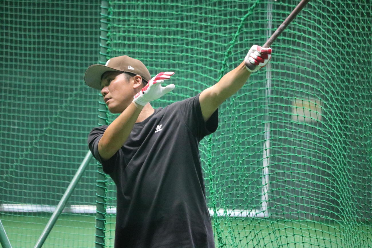 バットを振り込む巨人坂本（撮影・為田聡史）