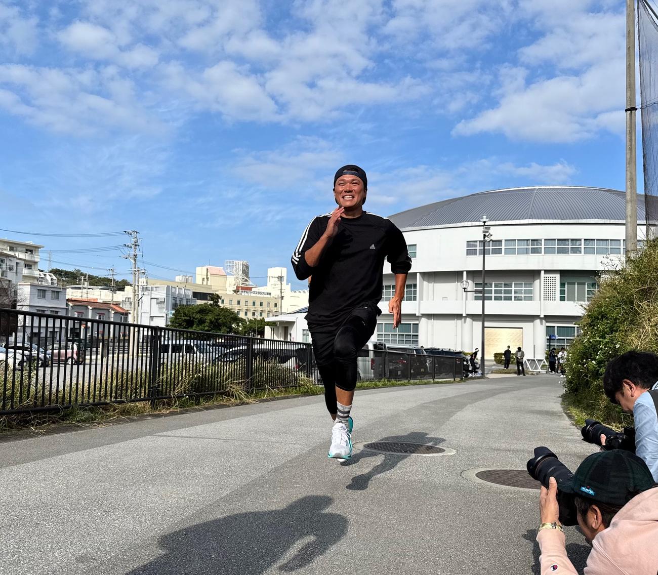 坂道ダッシュをする巨人坂本（撮影・為田聡史）