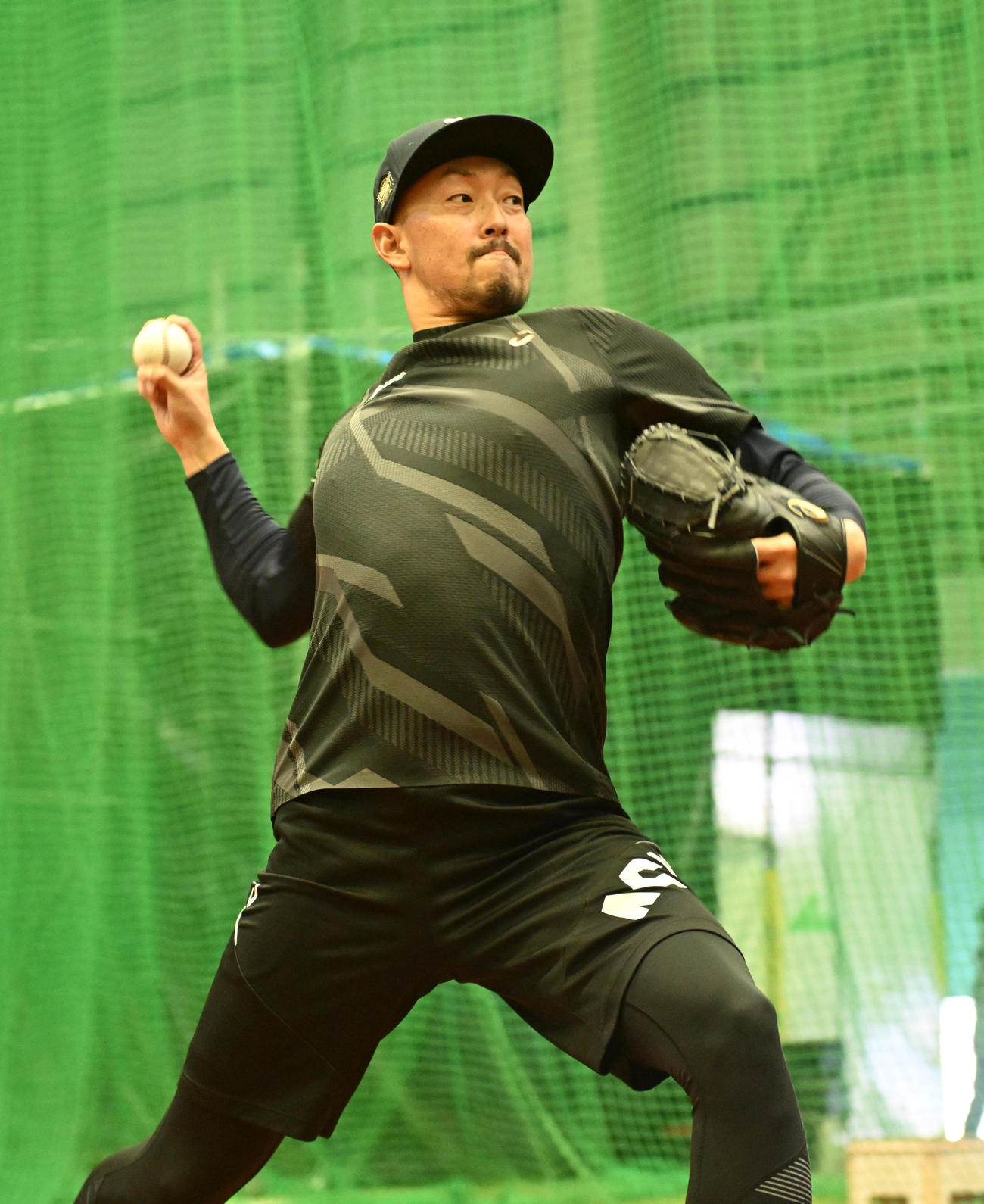 自主トレを公開しキャッチボールするオリックス平野佳（撮影・和賀正仁）