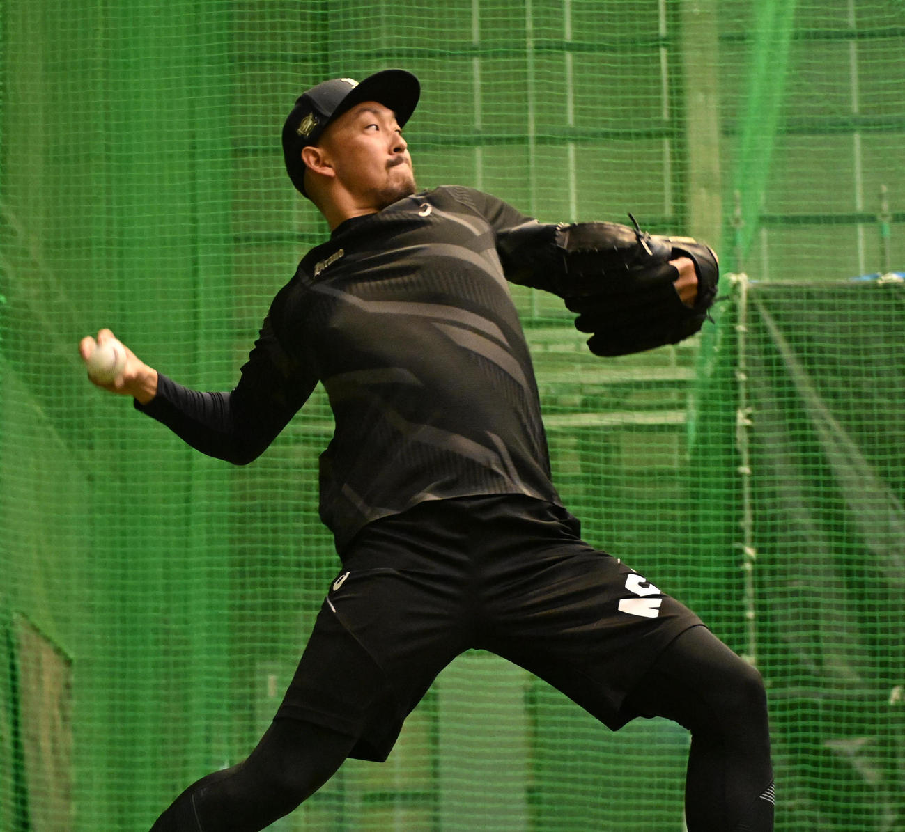 自主トレを公開しキャッチボールするオリックス平野佳（撮影・和賀正仁）