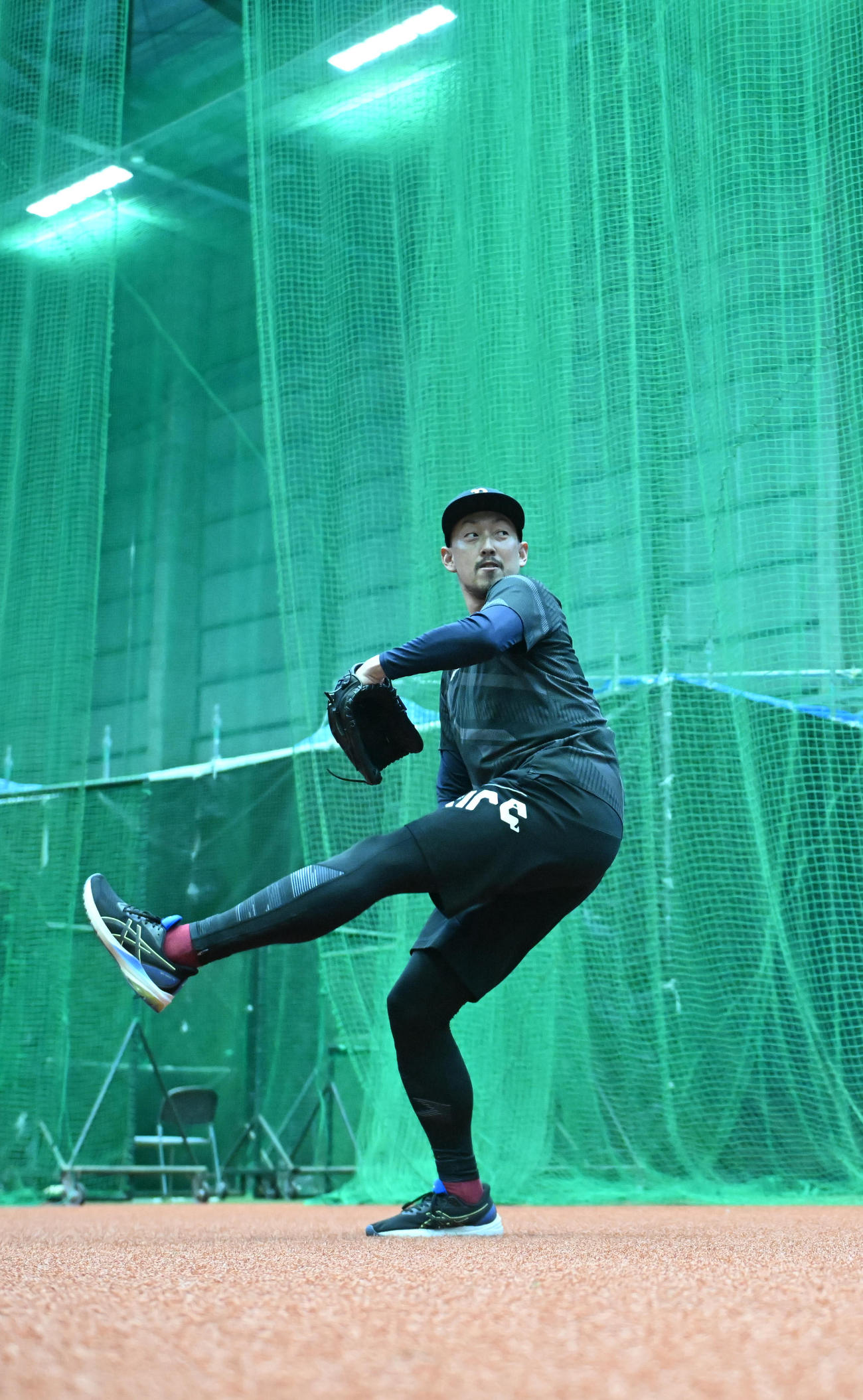 自主トレを公開しキャッチボールするオリックス平野佳（撮影・和賀正仁）