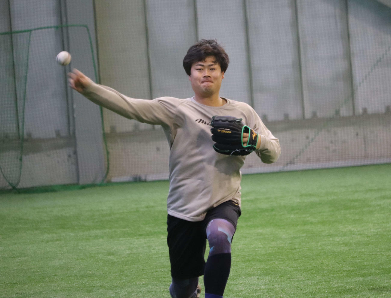 球団施設DOCKでキャッチボールするDeNA伊勢（撮影・小早川宗一郎）