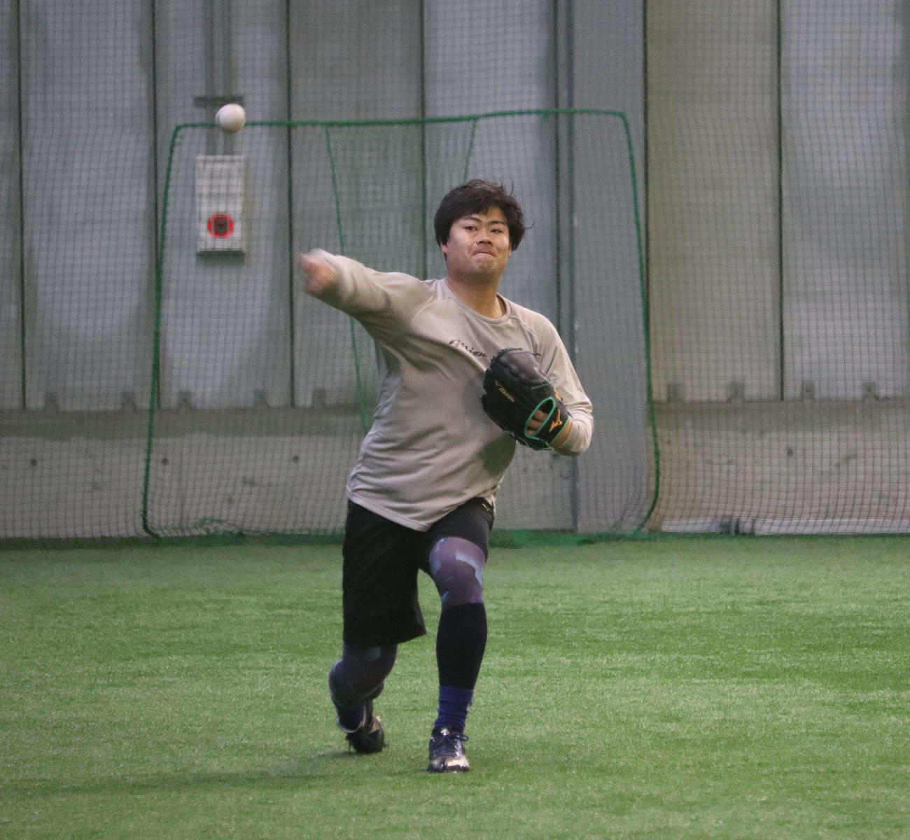 球団施設DOCKでキャッチボールするDeNA伊勢（撮影・小早川宗一郎）