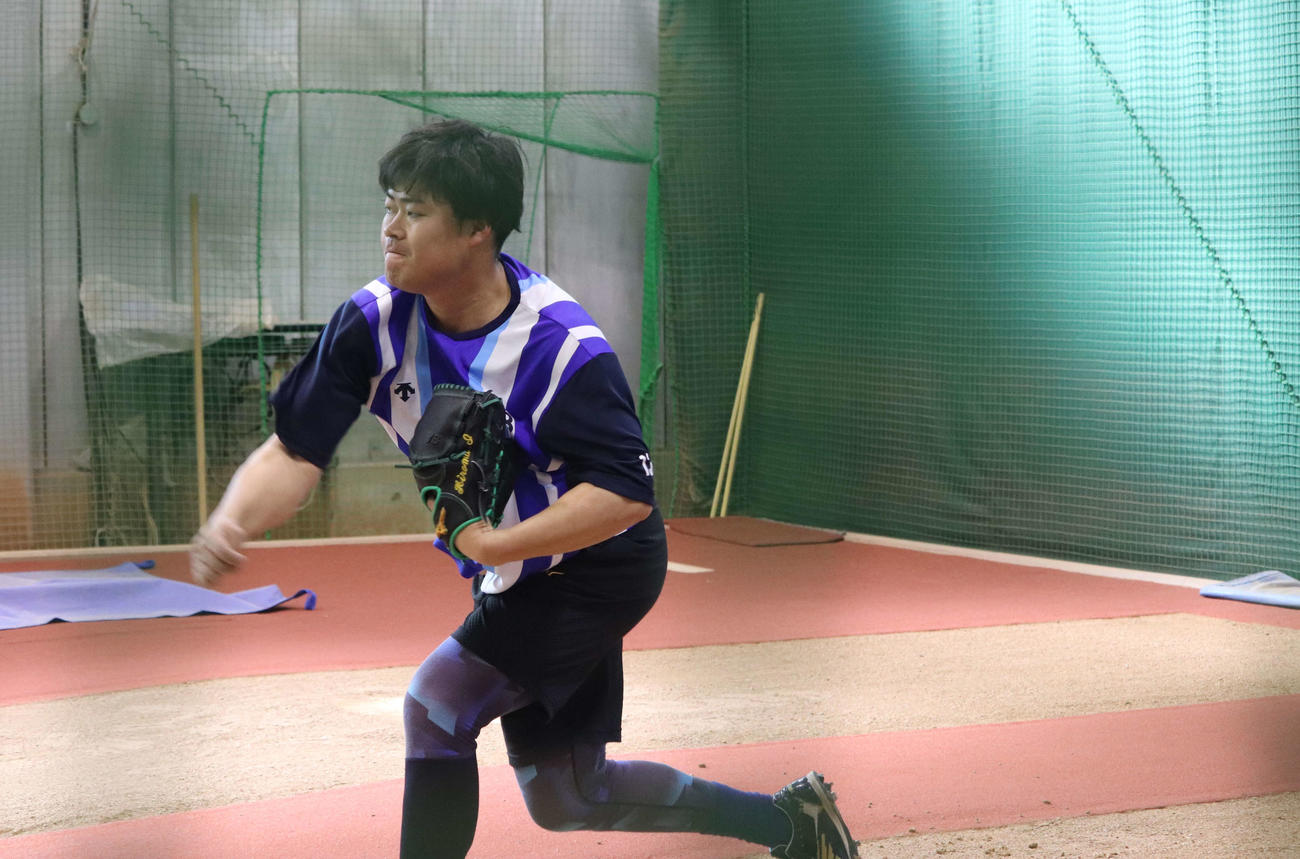 球団施設DOCKのブルペンで投げ込むDeNA伊勢（撮影・小早川宗一郎）