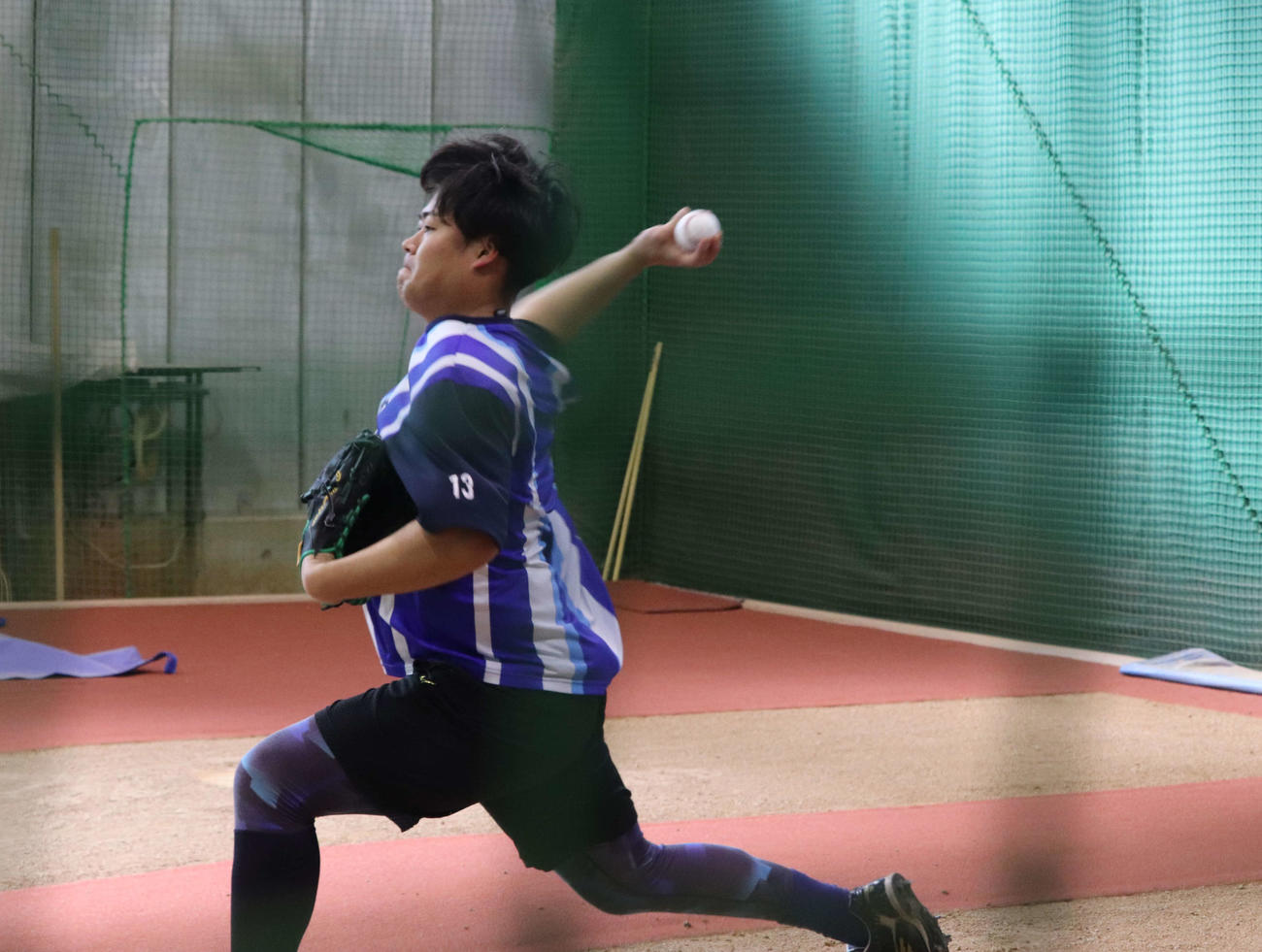 球団施設DOCKのブルペンで投げ込むDeNA伊勢（撮影・小早川宗一郎）