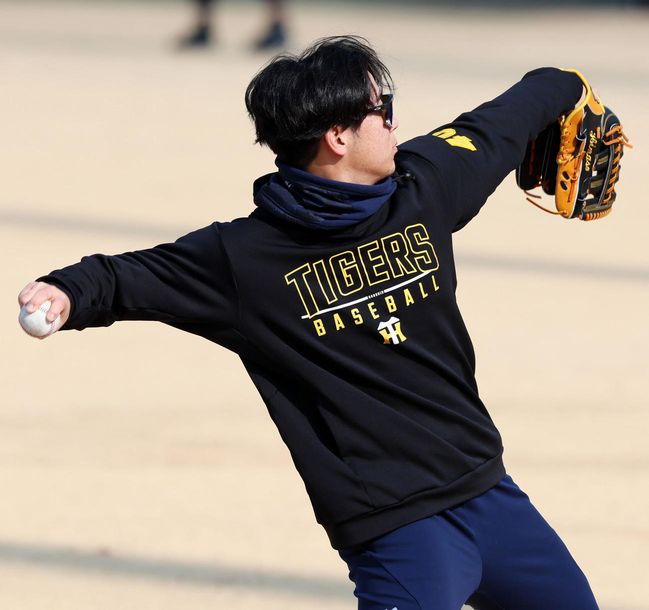 キャッチボールする井坪（撮影・加藤哉）