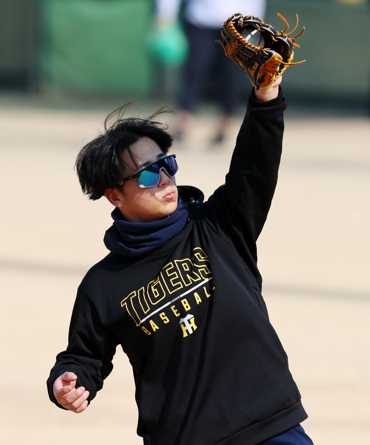 キャッチボールでボールを捕球する井坪（撮影・加藤哉）