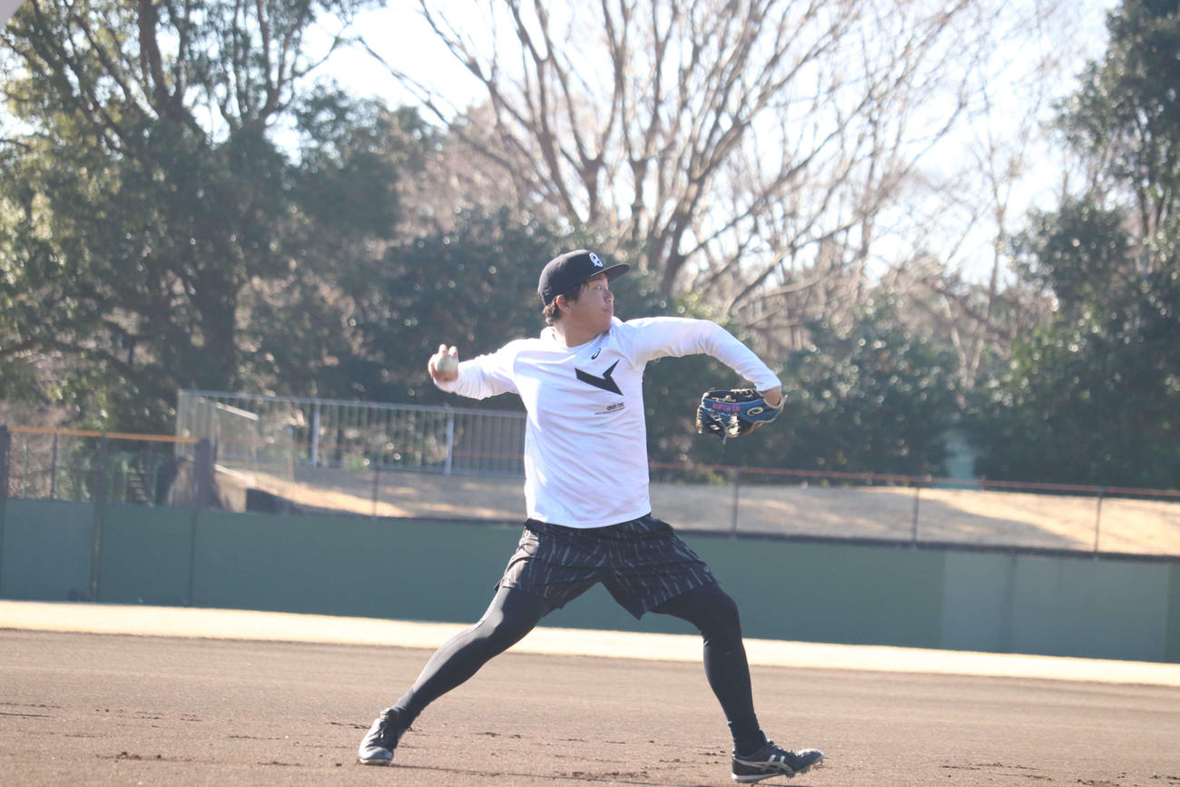 青柳のもとで自主トレを行う阪神村上頌樹投手（撮影・波部俊之介）