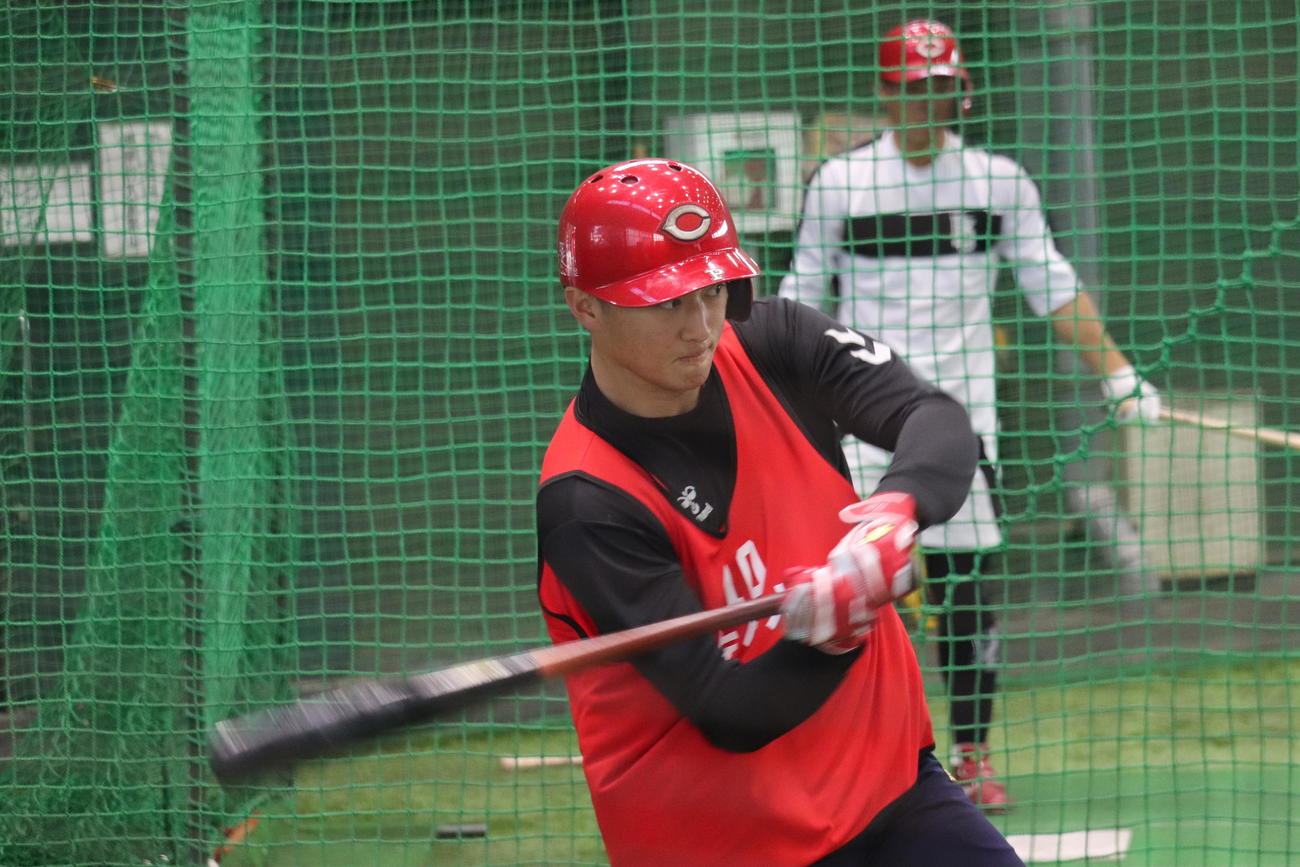 フリー打撃する広島ドラフト1位の佐々木（撮影・前原淳）