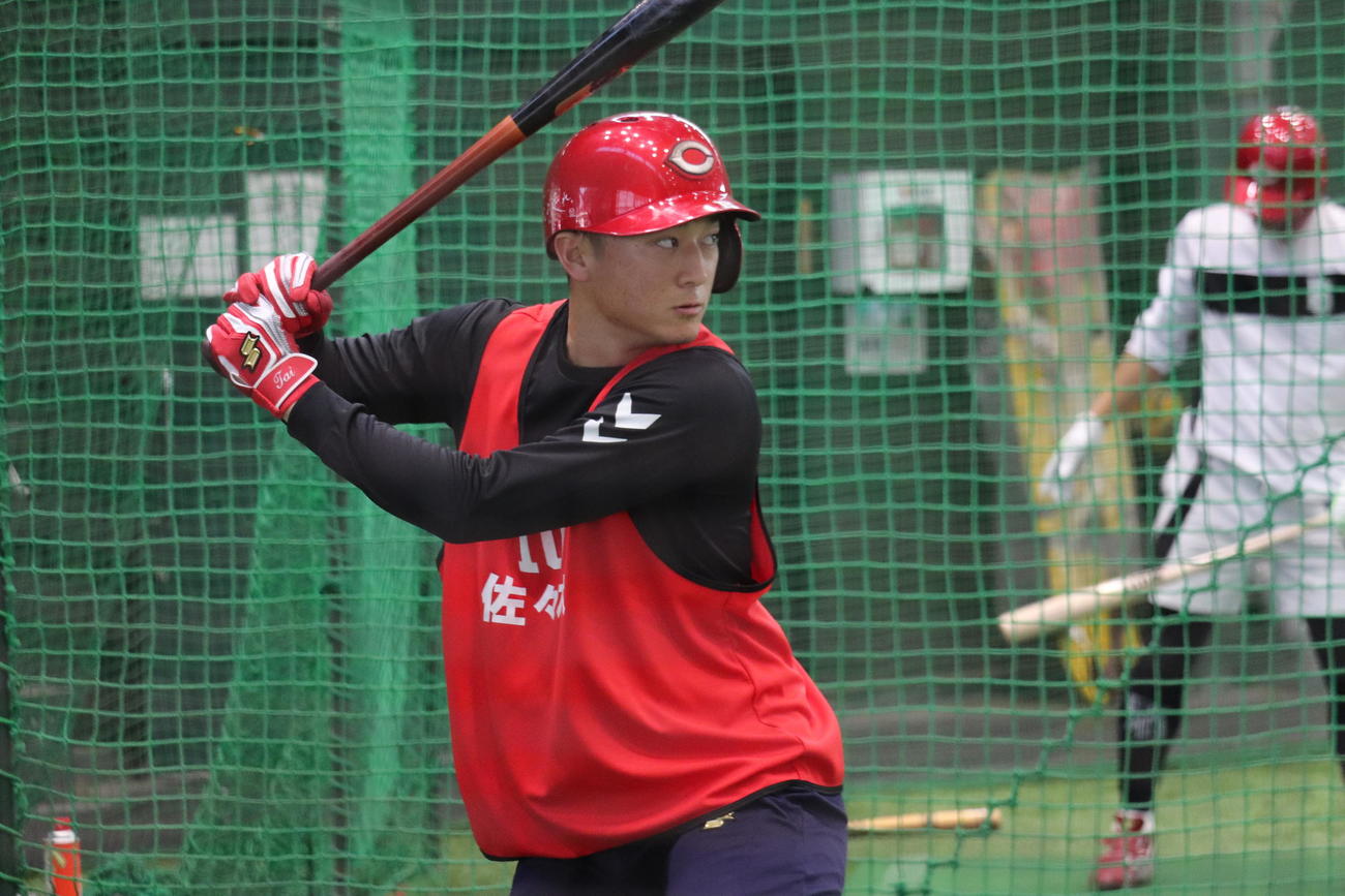 フリー打撃する広島ドラフト1位の佐々木泰内野手（撮影・前原淳）＝2025年1月22日、大野練習場