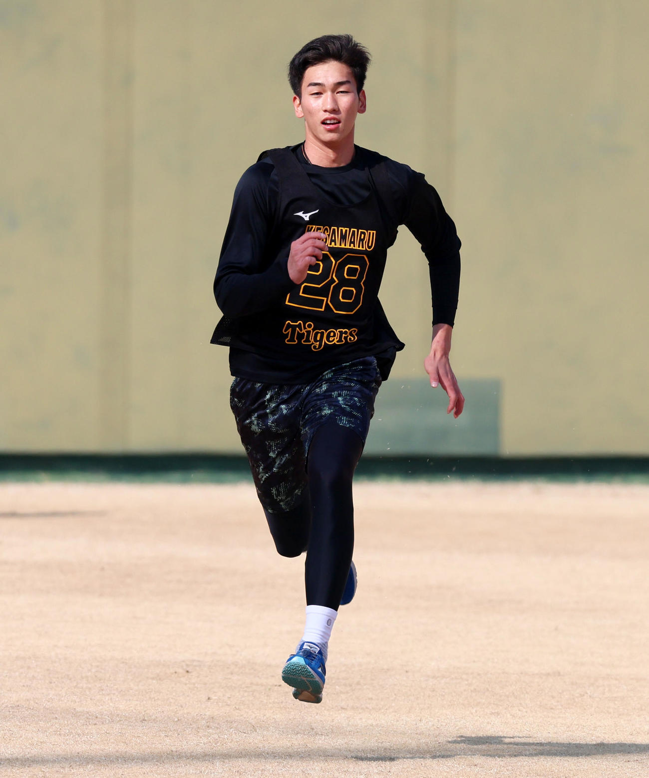 外野でダッシュする今朝丸（撮影・加藤哉）