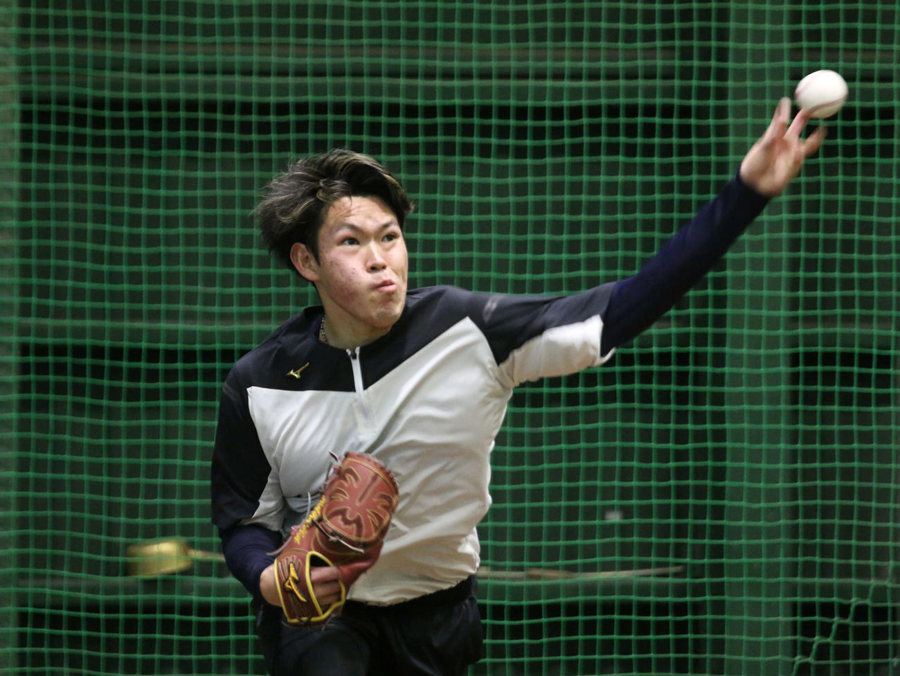 千葉・鎌ケ谷の球団施設でライブBP登板前にブルペン投球を行った日本ハム根本（撮影・木下大輔）