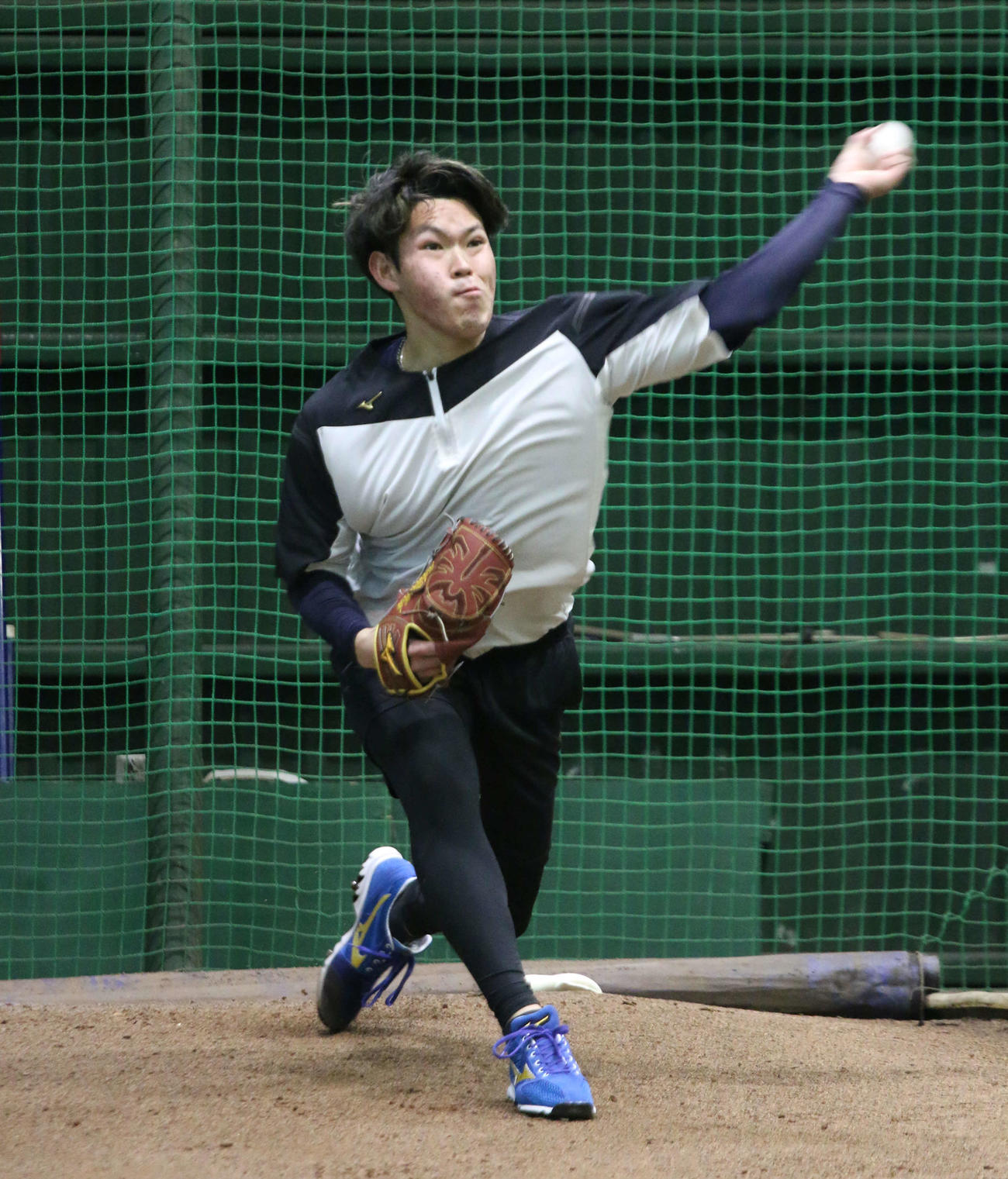 千葉・鎌ケ谷の球団施設でライブBP登板前にブルペン投球を行った日本ハム根本（撮影・木下大輔）