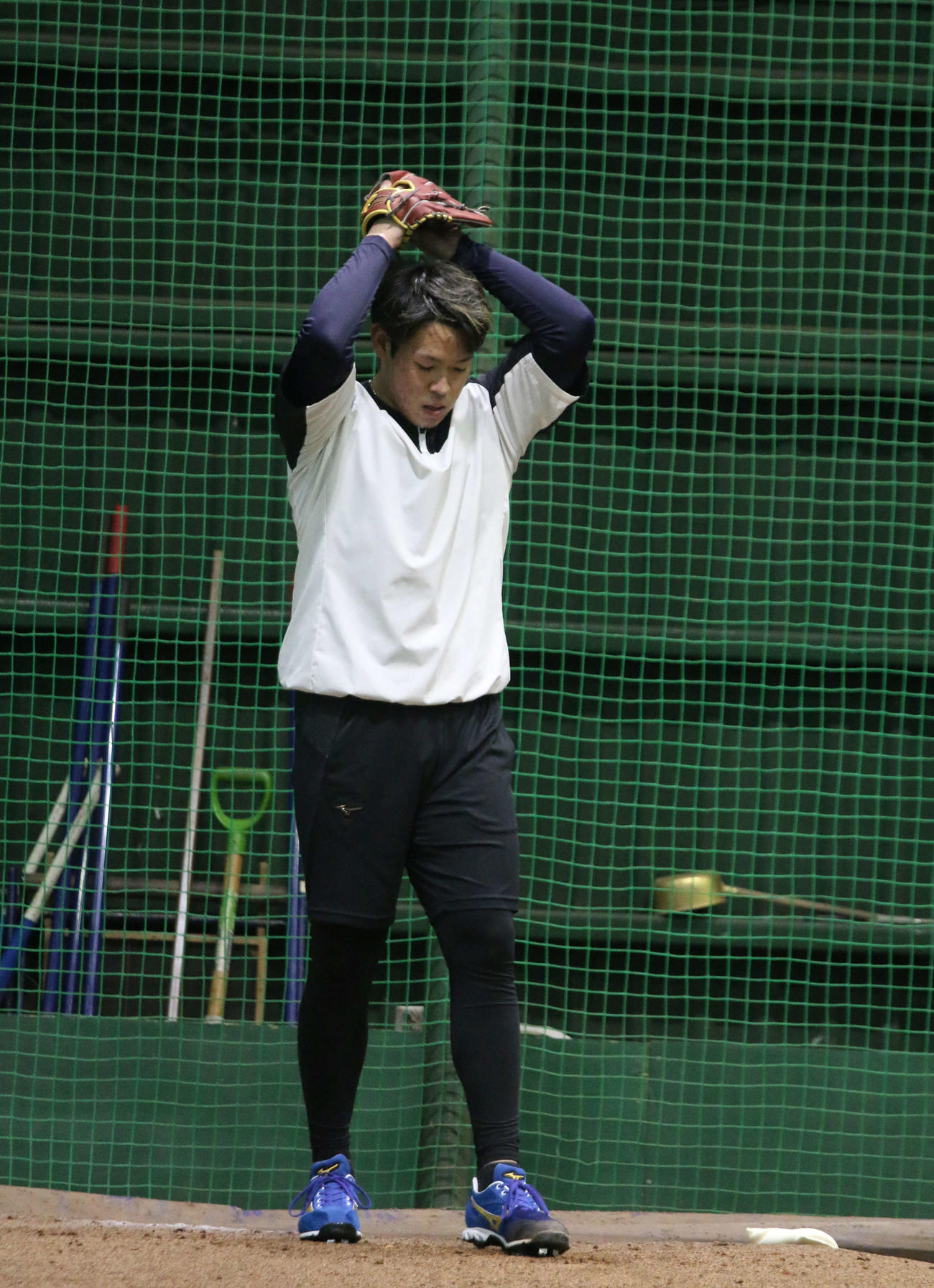 千葉・鎌ケ谷の球団施設でライブBP登板前にブルペン投球を行った日本ハム根本（撮影・木下大輔）