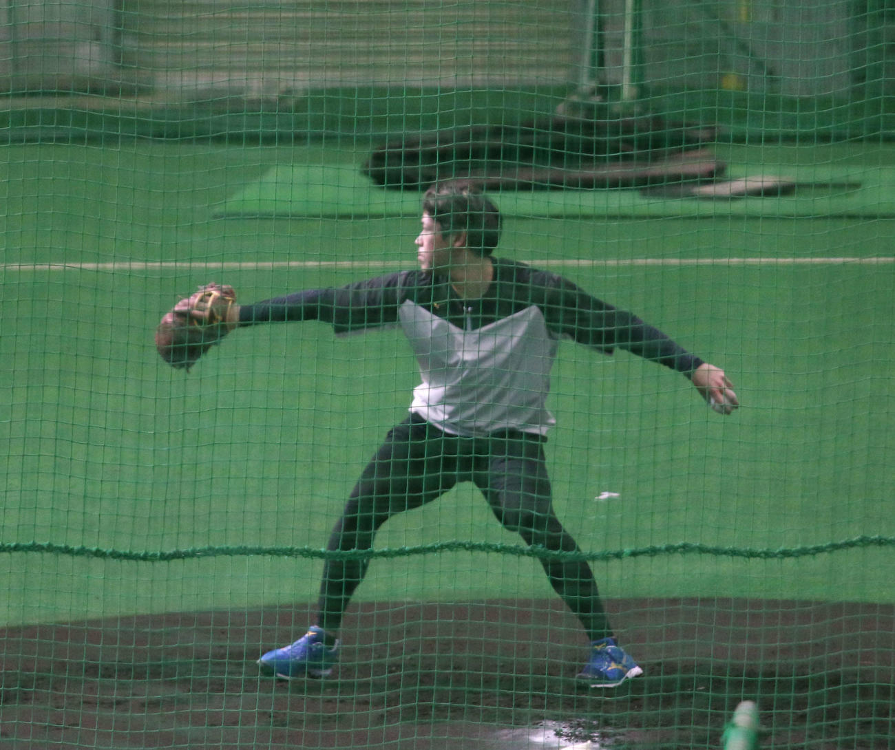 千葉・鎌ケ谷の球団施設でライブBPに登板した日本ハム根本（撮影・木下大輔）