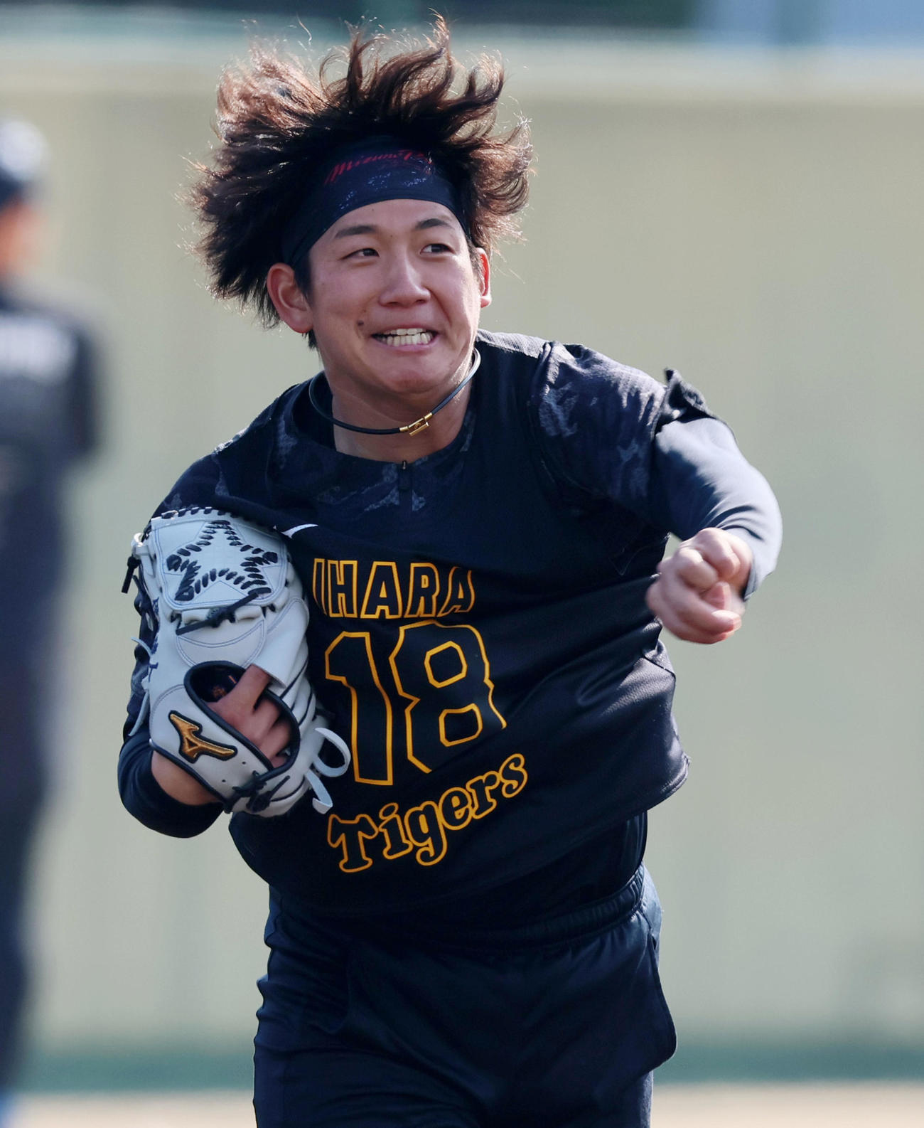 ノックを受け一塁へ送球する伊原（撮影・加藤哉）