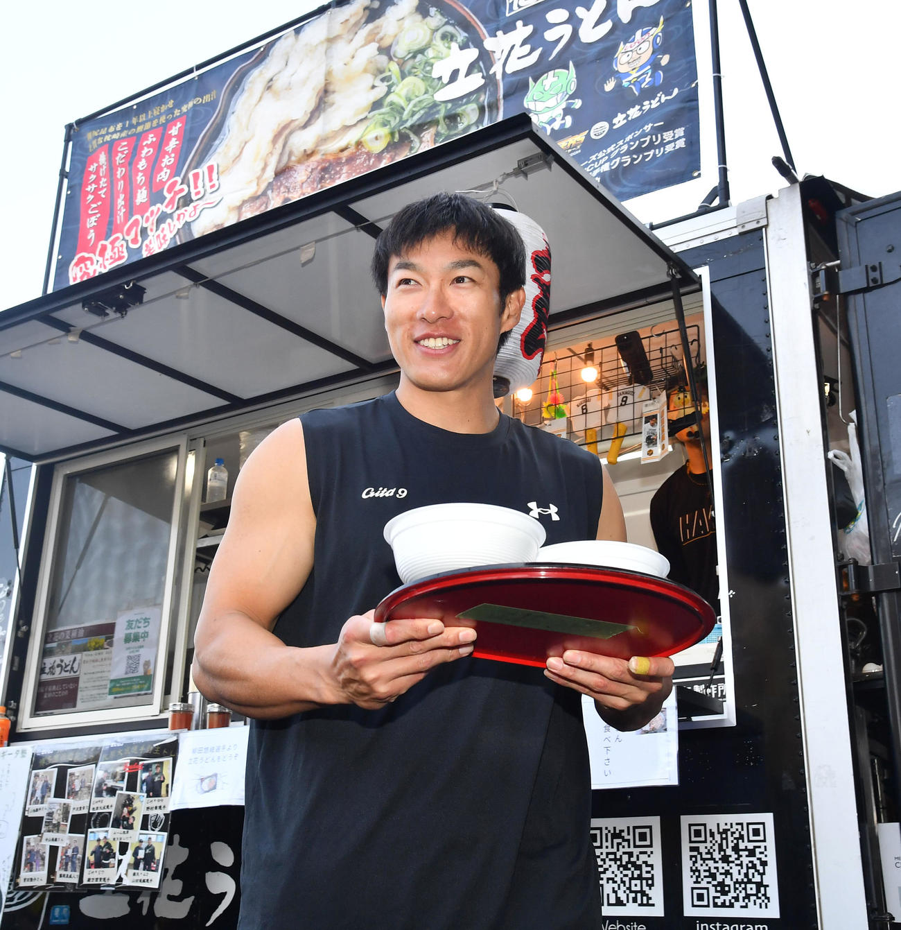 昼食のうどんを受け取り、笑顔を見せるソフトバンク柳田（撮影・岩下翔太）