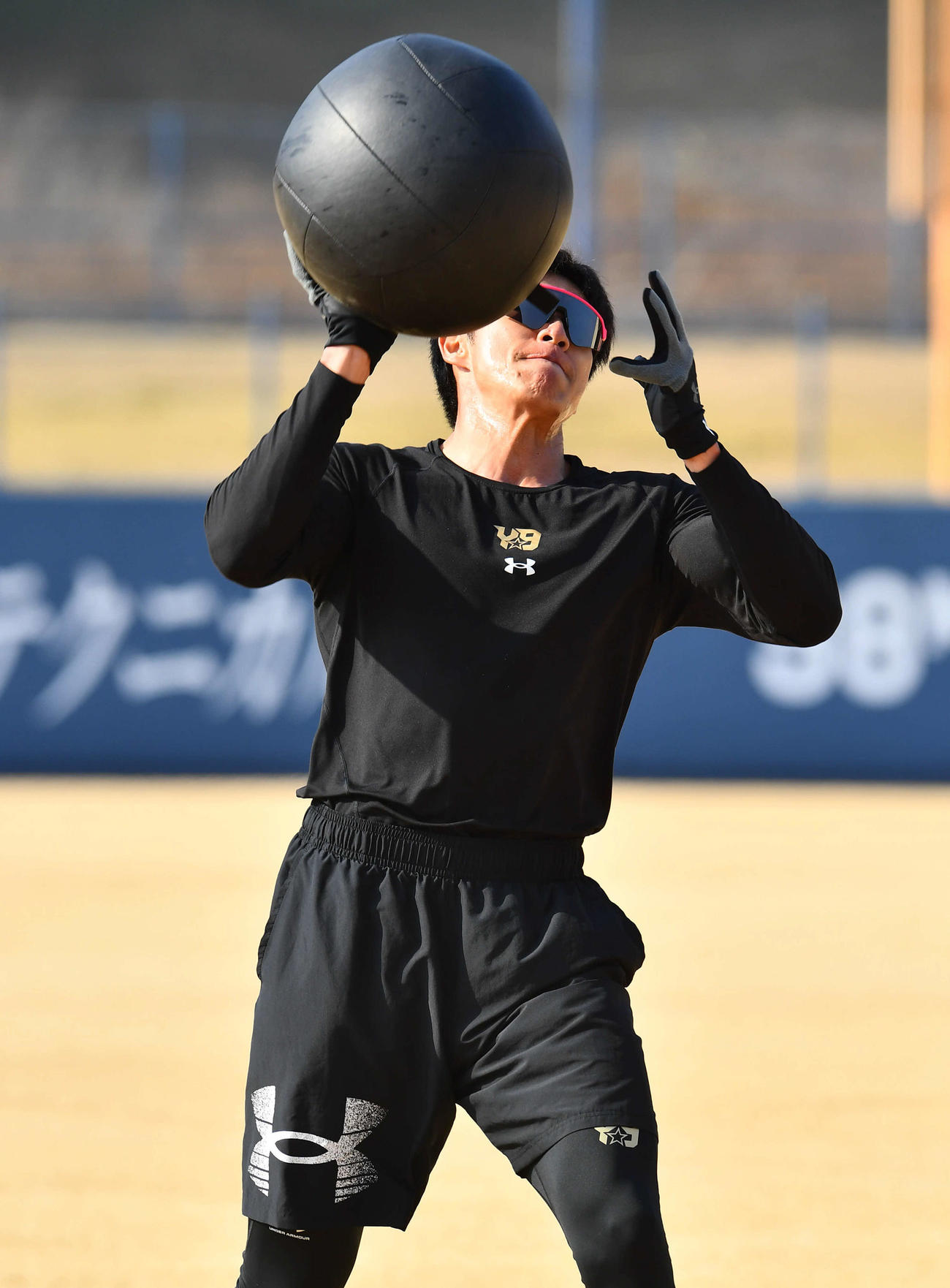メディシンボールを投げるソフトバンク柳田（撮影・岩下翔太）